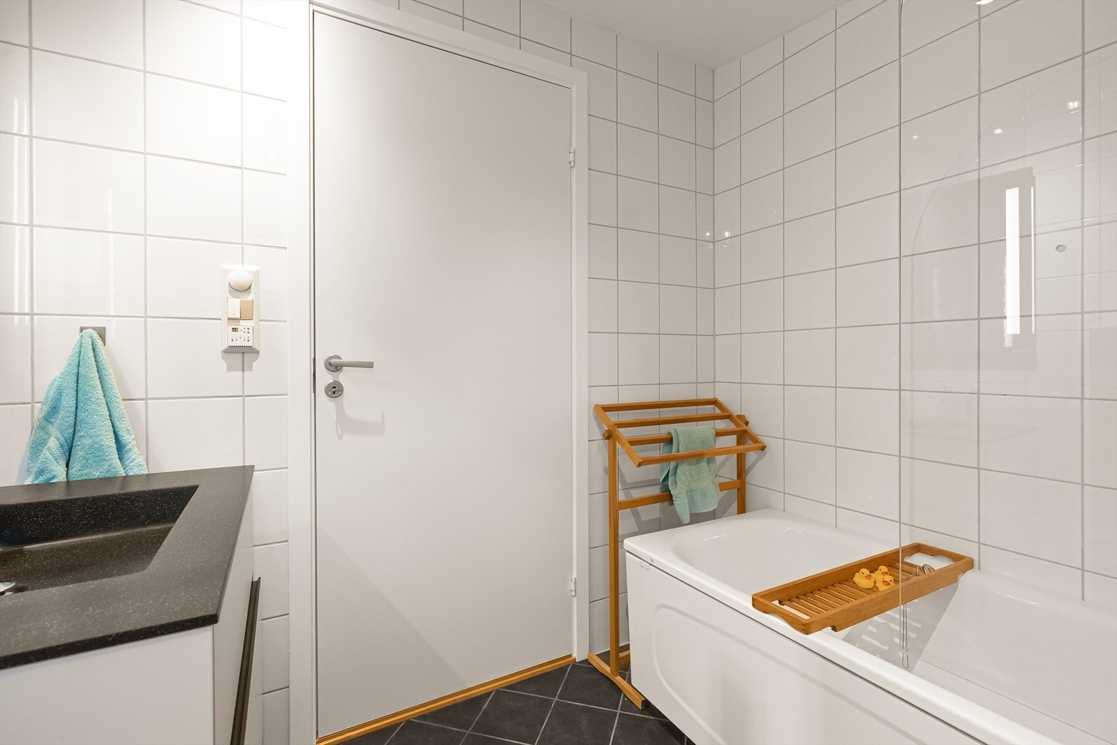 Det er to bad i huset. Her fra badet i 1. etg Galleribilde