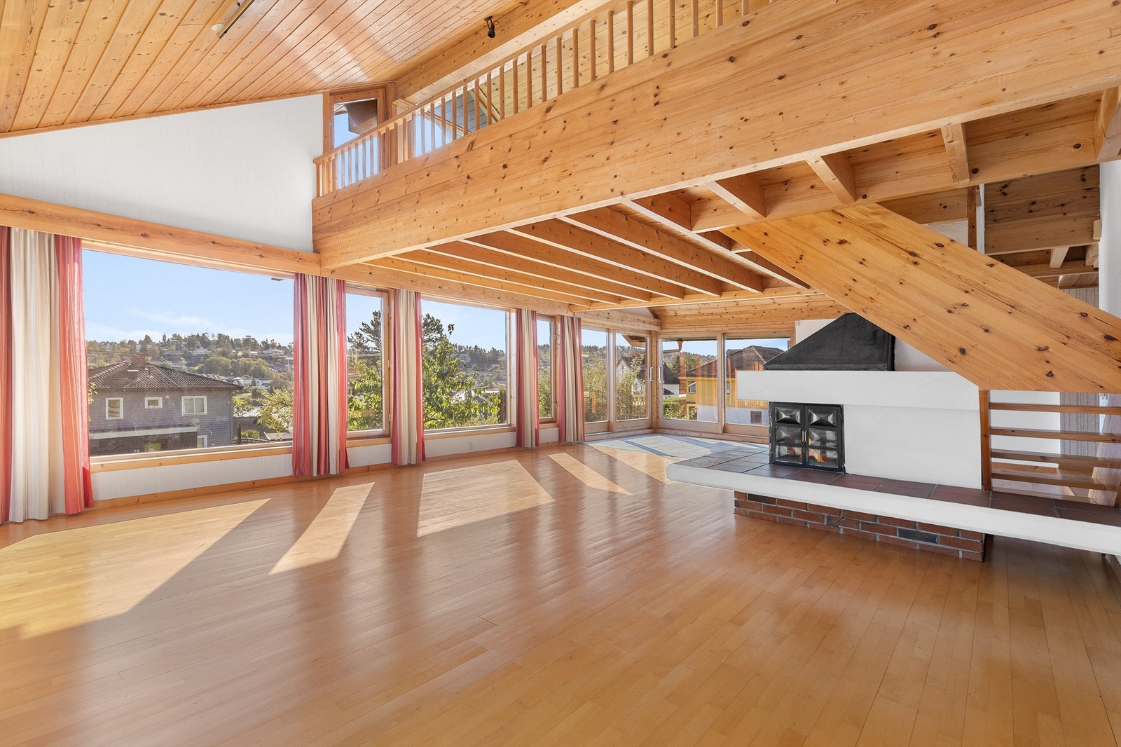 Det er god plass til å skape flere soner med både sofagruppe, finstue og spisebord. Galleribilde