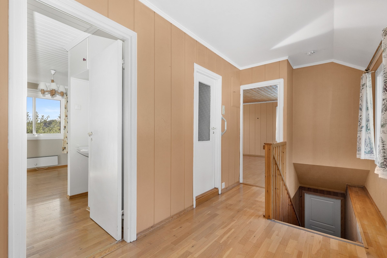 Boligen er innredet med en hybel i tilbygget fra 1970. Galleribilde