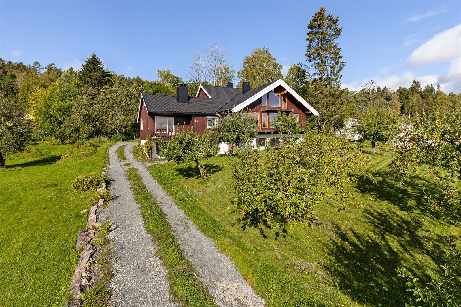 Det foreligger søknad om grensejustering grunnet oppførting av 2 tomannsboliger på naboeiendommen. Nederste del av innkjørselen vil bli felles. Se mer i salgsoppgaven. Galleribilde
