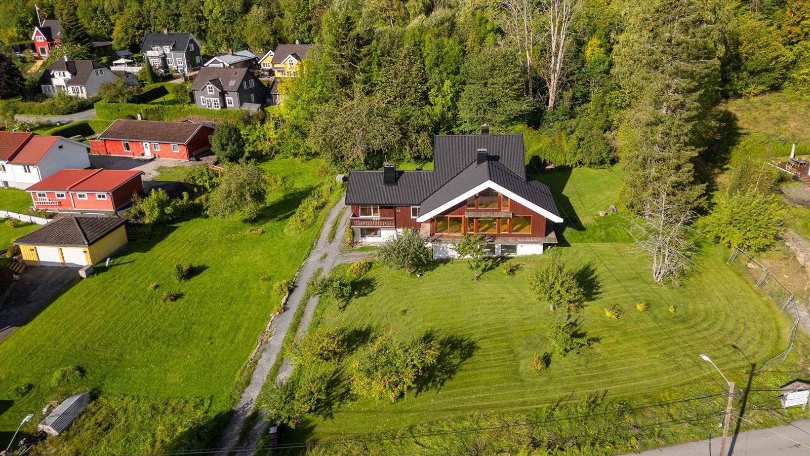 Eiet tomt på ca 1 236 kvm. Det gjøres oppmerksom på at nåværende eier har sendt inn en sak om grensejustering til Asker kommune i forbindelse med at det planlegges for bygging av to tomannsboliger på nabotomten til venstre i bildet. Se salgsoppgave. Galleribilde