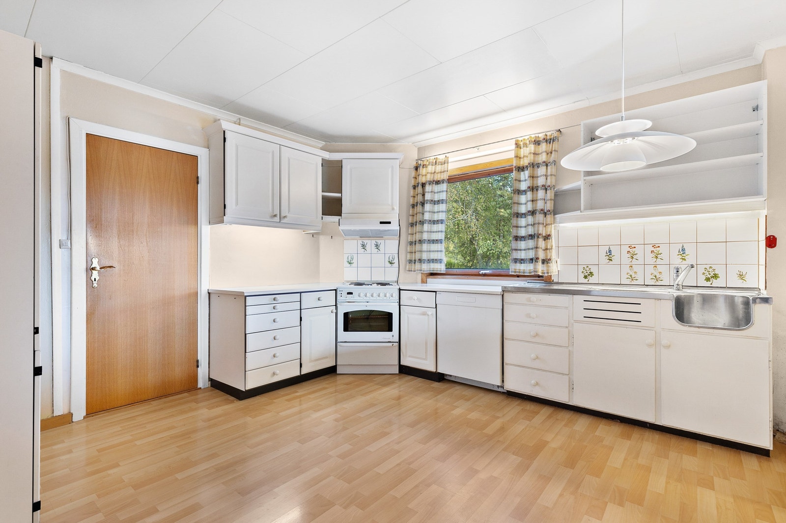 Kjøkkeninnredning med slette og profilerte fronter. Galleribilde