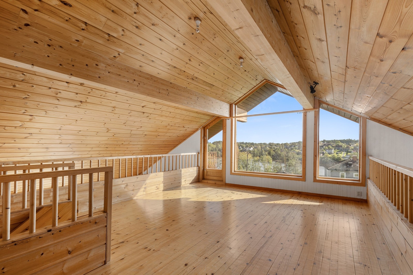 Fra stuen er det adkomst til hemsen som strekker seg over deler av rommet. Galleribilde