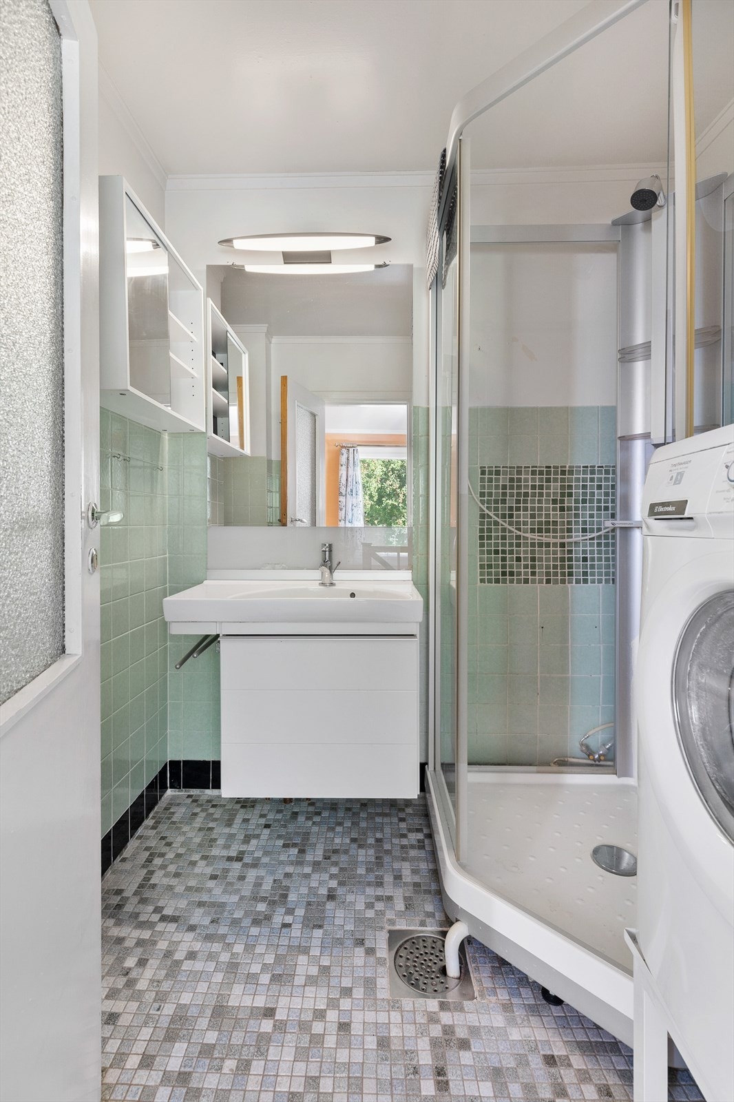 Baderommet i hybelens 1. etasje har flislagt gulv med gulvvarme. Galleribilde