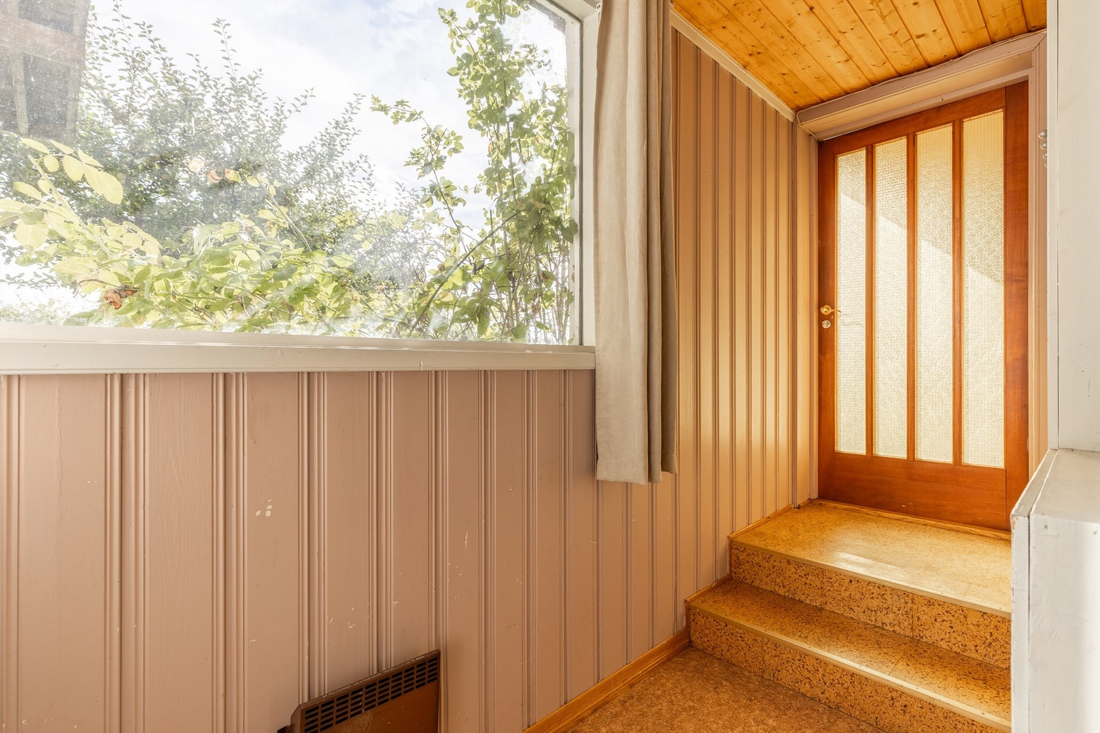 Boligens hybel har inngang i både underetasje og 1. etasje. Galleribilde