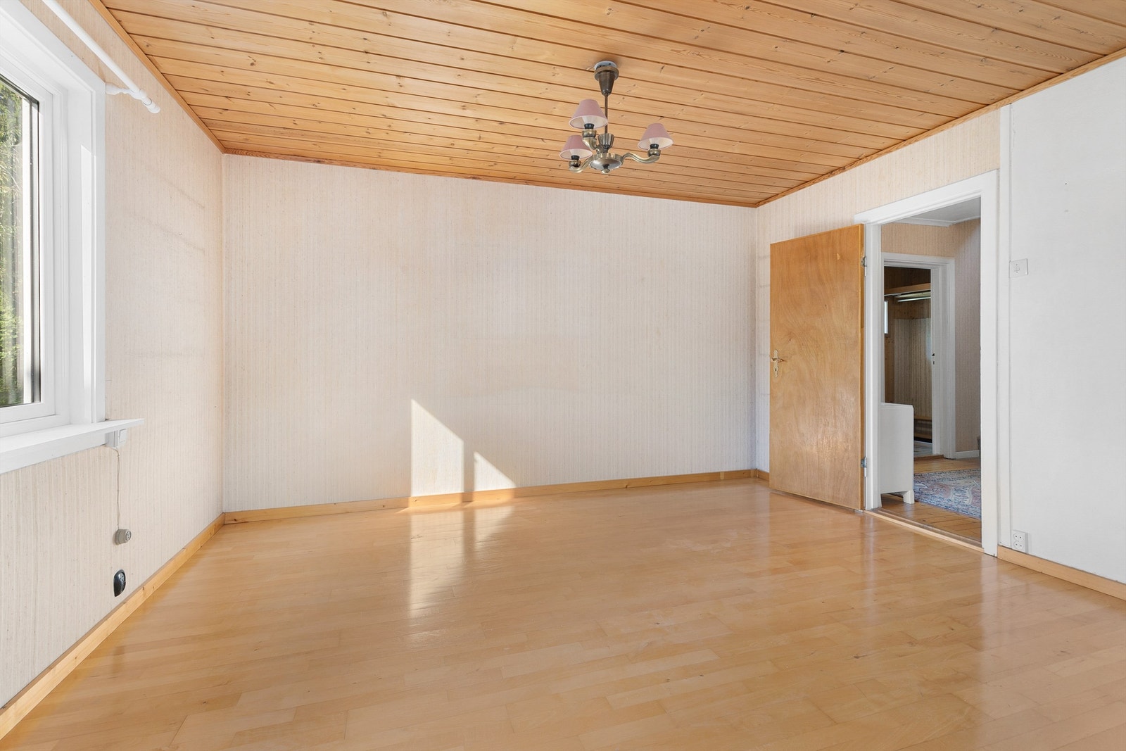 Romslig spisestue i 1. etasje. Galleribilde