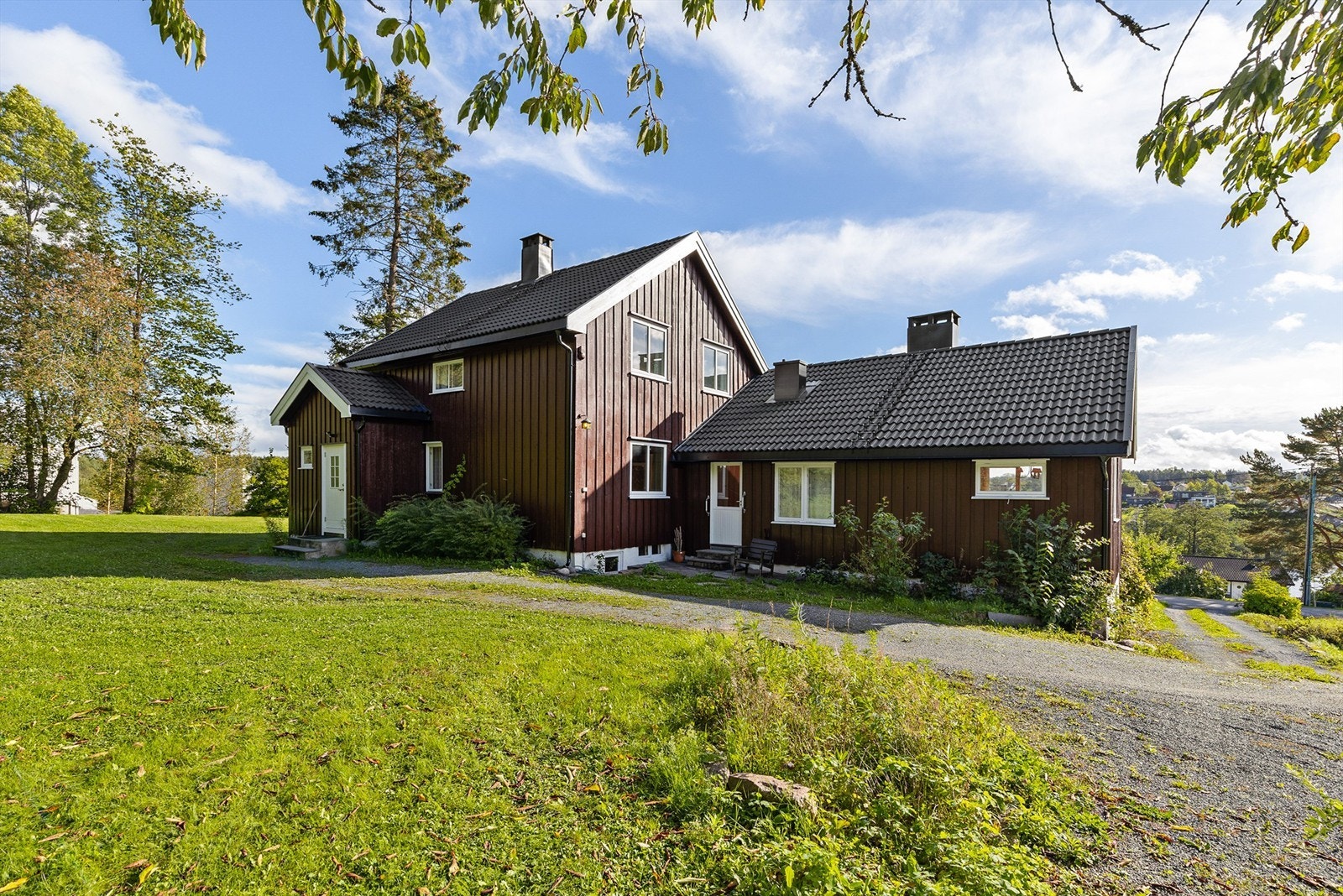 Sætre Terrasse har en idyllisk beliggenhet i et attraktivt og familievennlig boområde like ovenfor Heggedal sentrum, rett ved Gjellumvannet. Galleribilde