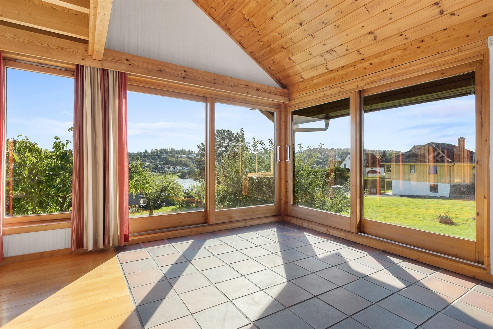 Nydelig utsyn mot Gjellumvannet. Galleribilde