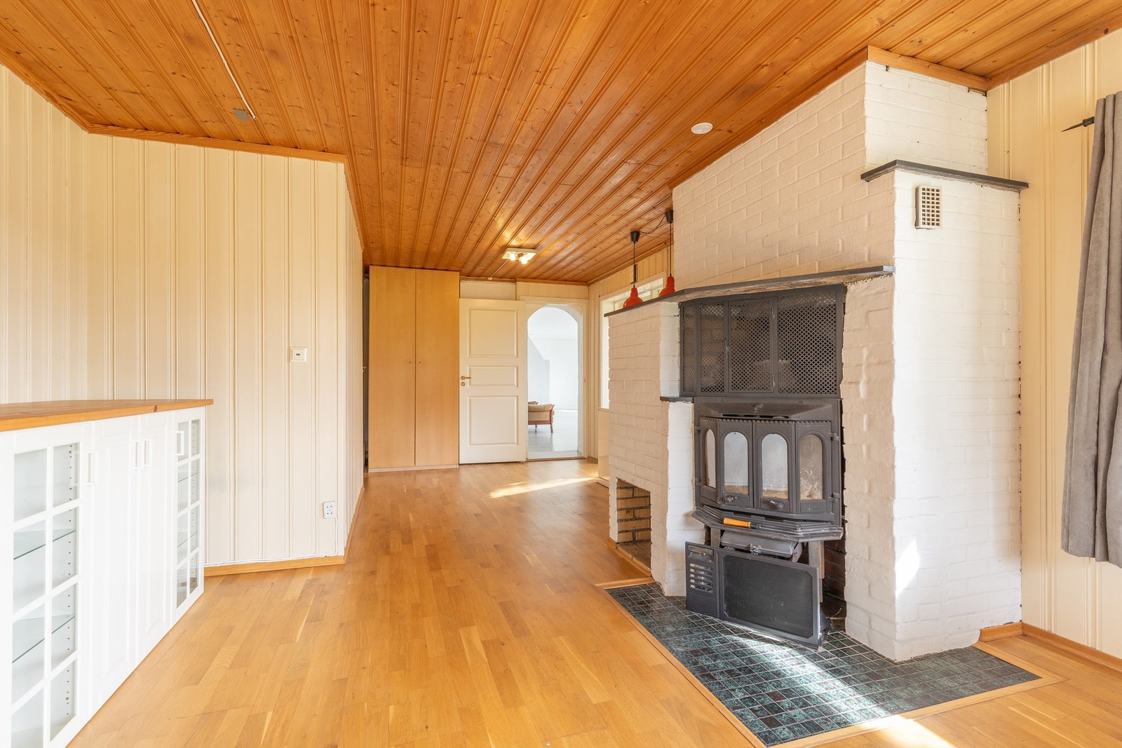 Stue i hybeldel med vedpeis. Galleribilde