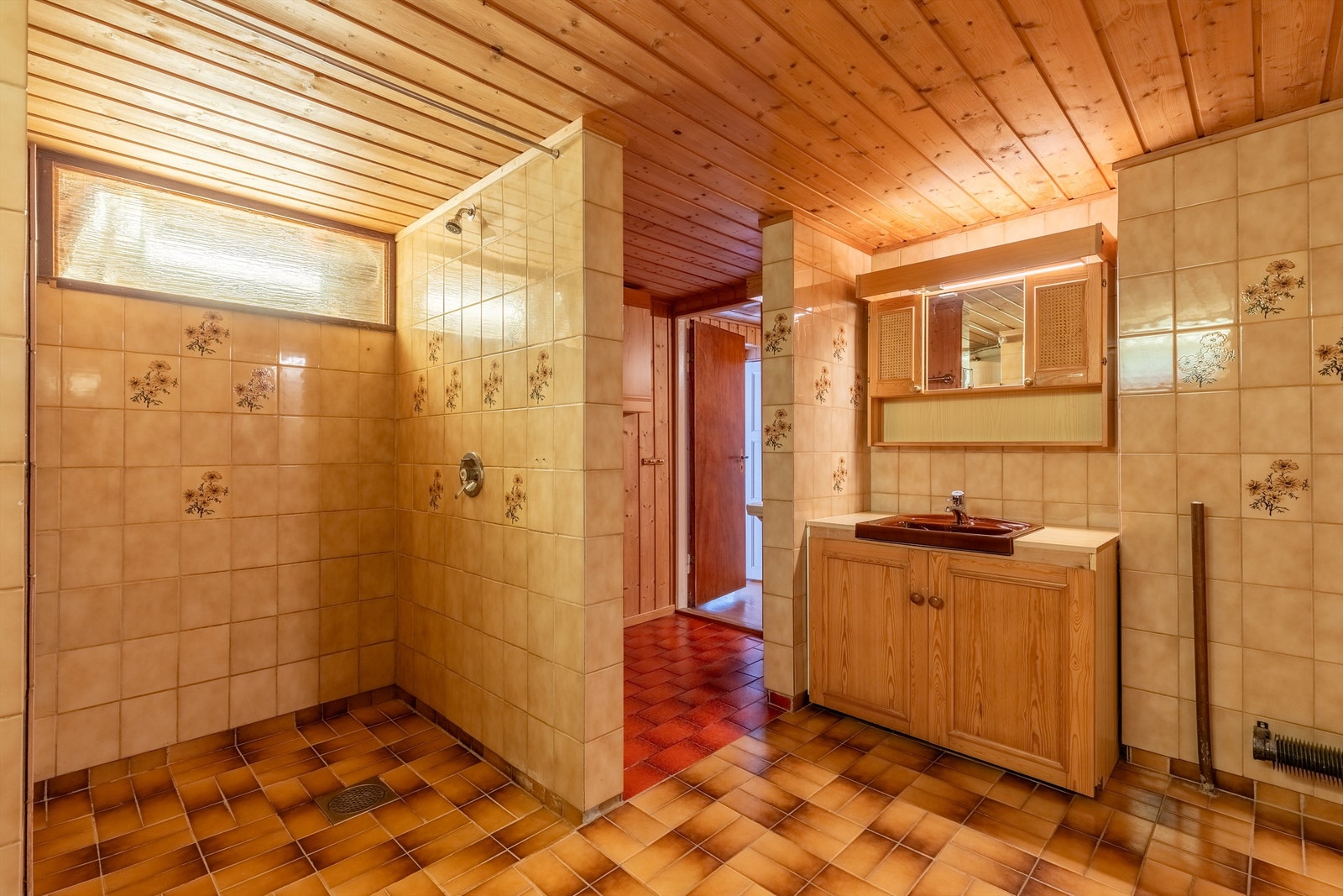 Bad/vaskerom i underetasje med gulvvarme. Galleribilde