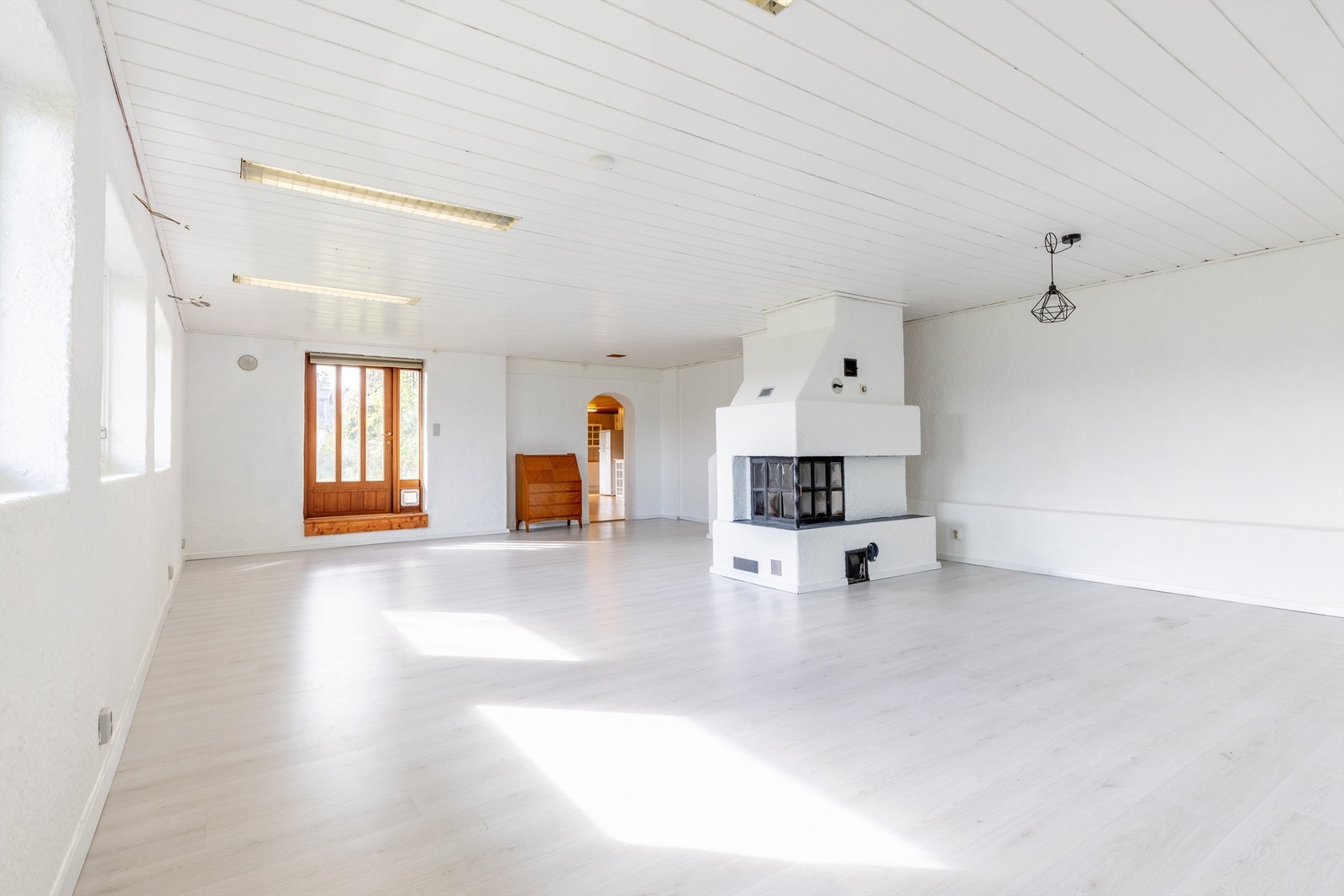 I boligens underetasje er det en stor og romslig stue med peis. Galleribilde