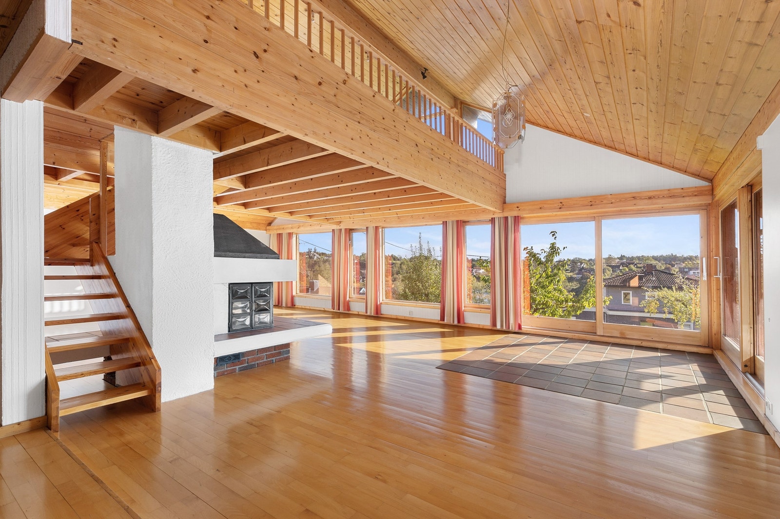 Boligens hoveddel har en fantastisk stue med store vindusflater. Galleribilde