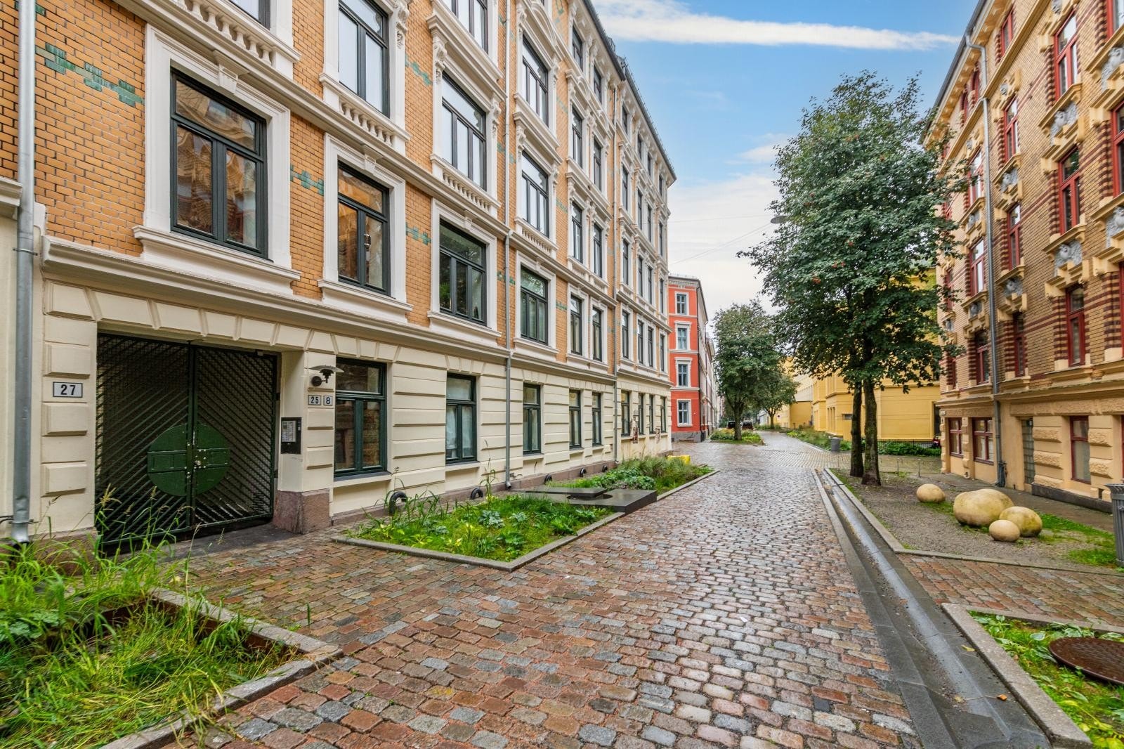 Wilsesgate er en sentral og samtidig rolig flott gate med brostein og grønt innslag Galleribilde