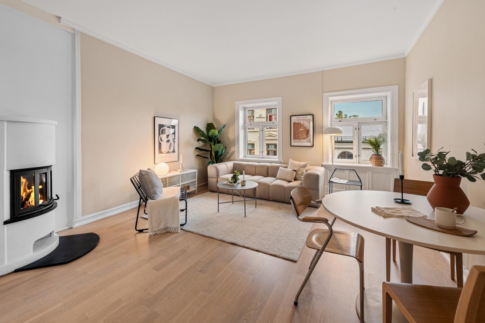 Trivelig stue med plass for spisebord Galleribilde