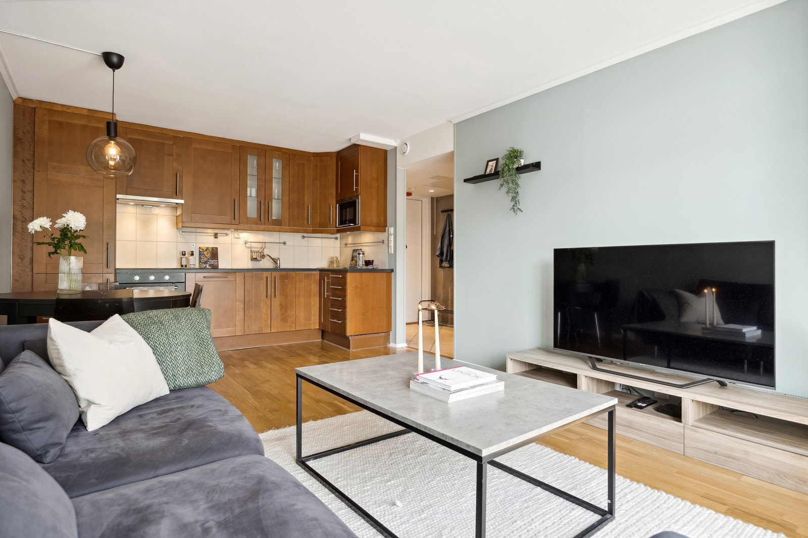 Planløsningen gjør det enkelt å innrede med ulike møblement som spisegruppe i en del av rommet og sofagruppe i den andre. Galleribilde