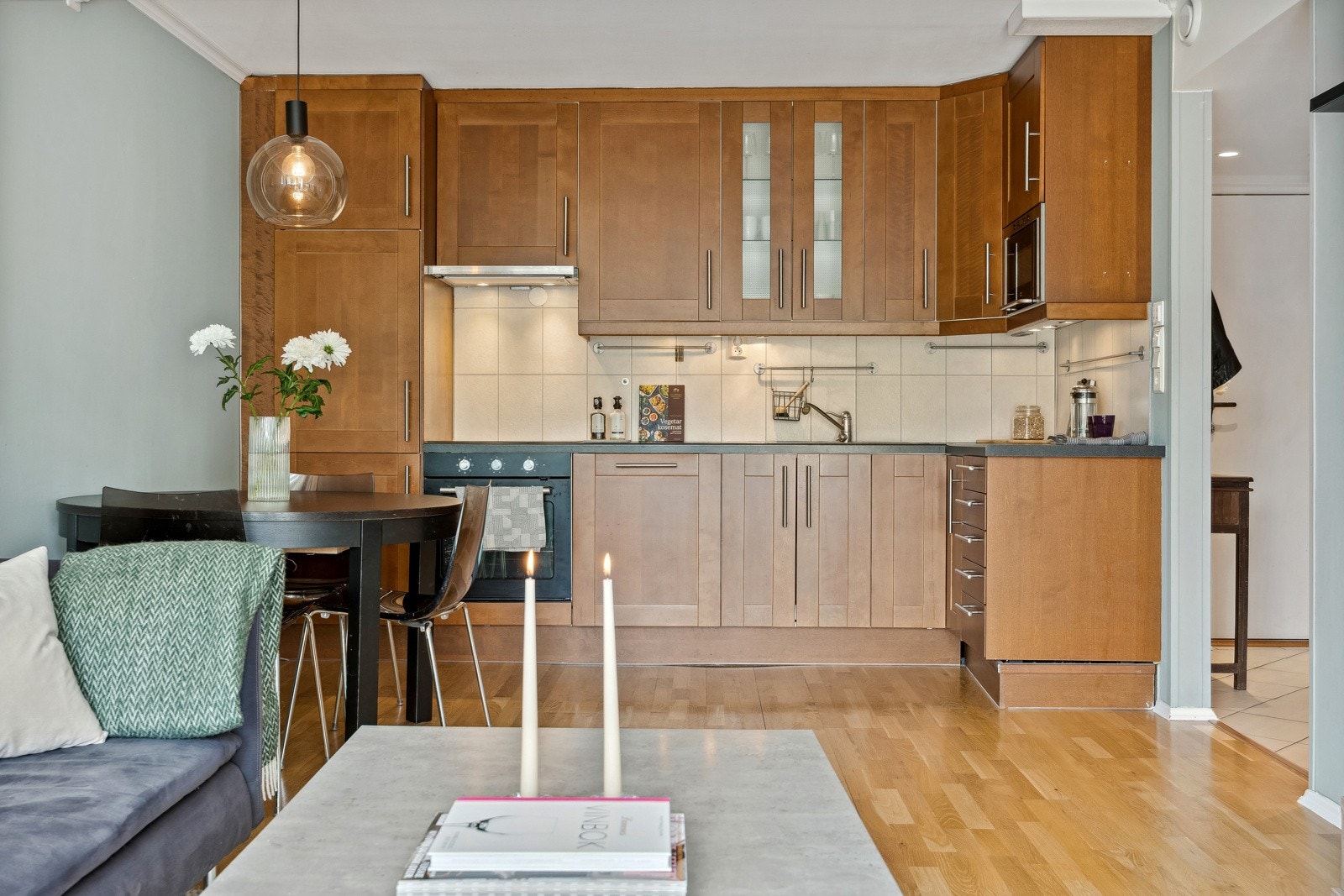 Kjøkkenet er praktisk og fremstår tidløst med mørkere fronter og fliser over kjøkkenbenken som står i flott kontrast. Galleribilde