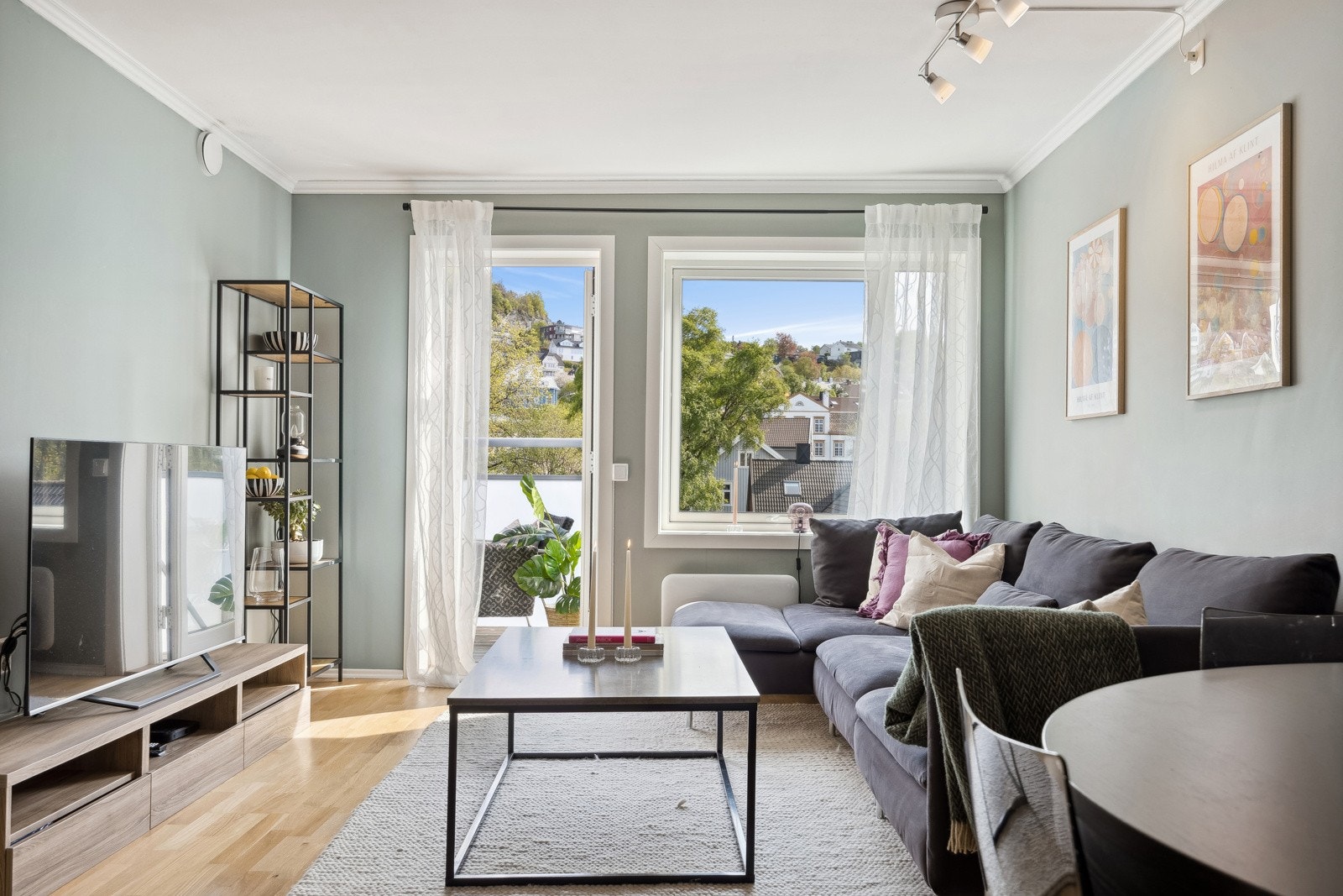 Stue- og kjøkkenarealet ligger i åpen løsning, og oppleves som et sosialt samlingspunkt. Galleribilde