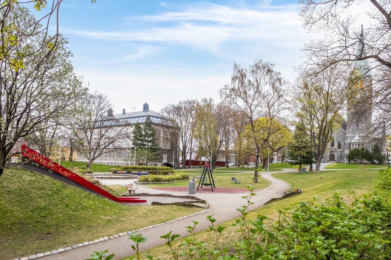 Den flotte bydelsparken Lademoparken ligger rett over veien for bygården. Parken er hyggelig beplantet og er et populært sted å nyte godværsdagene på. Galleribilde