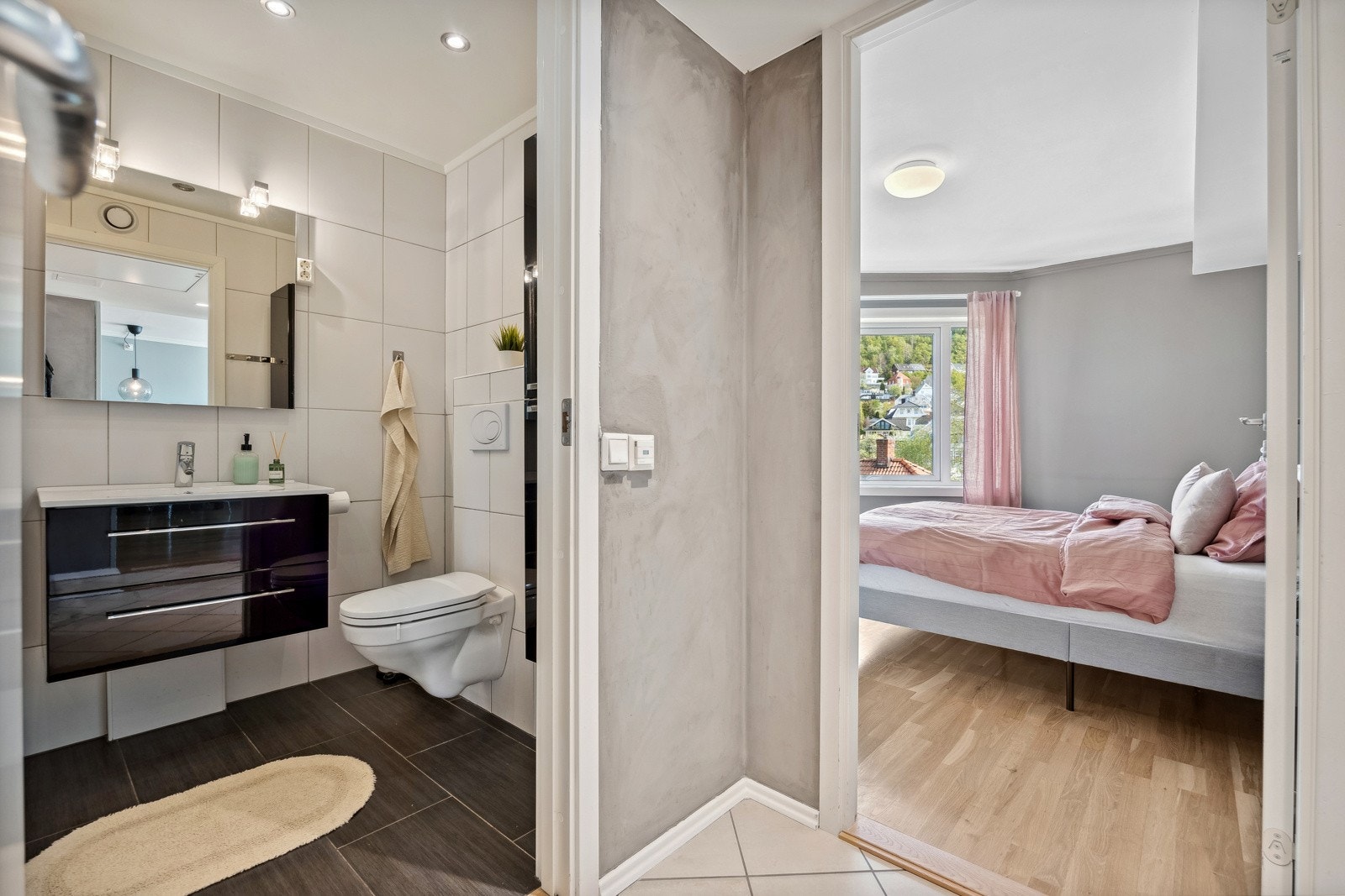 Tilknyttet entréen er det praktisk flislagt baderom med downlights i himling og behagelig gulvvarme. Galleribilde