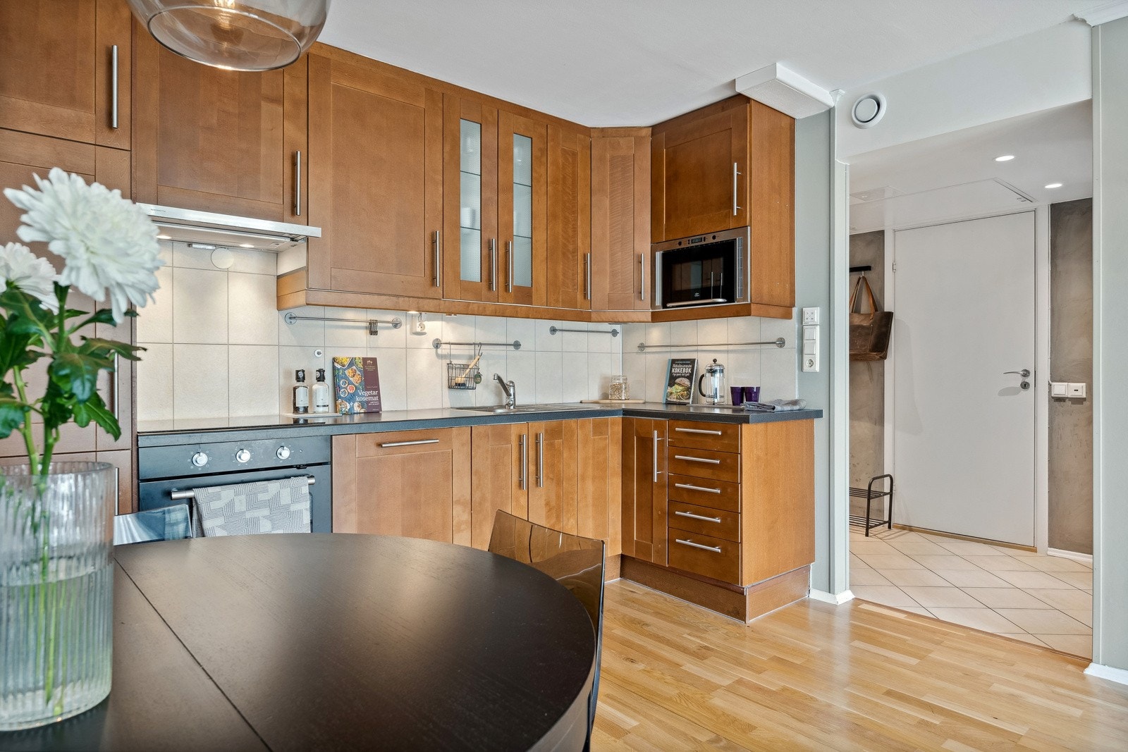 Kjøkkenet har integrerte hvitevarer som stekeovn, platetopp, kjøleskap, mikroovn og oppvaskmaskin. Stekeovnen ble byttet i 2022. Galleribilde