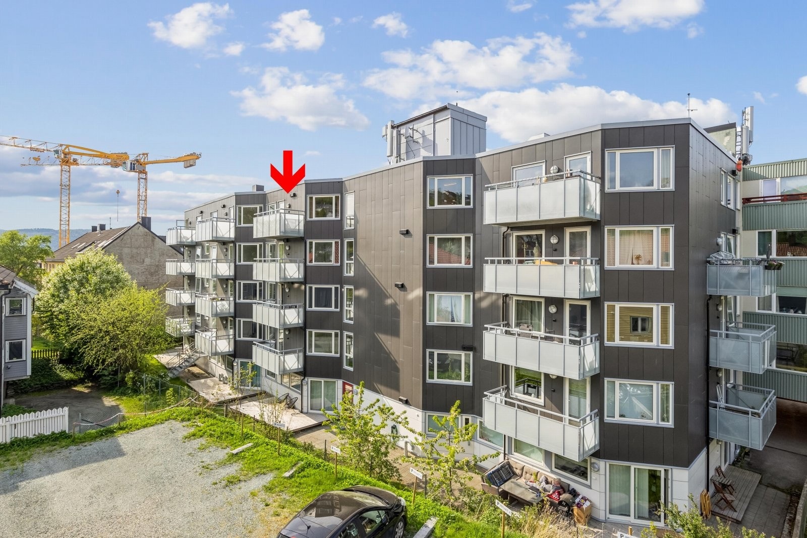 Leiligheten er en del av Rosendal Borettslag bestående av 47 andeler, og ligger luftig til i 5. etasje med heisadkomst. Galleribilde