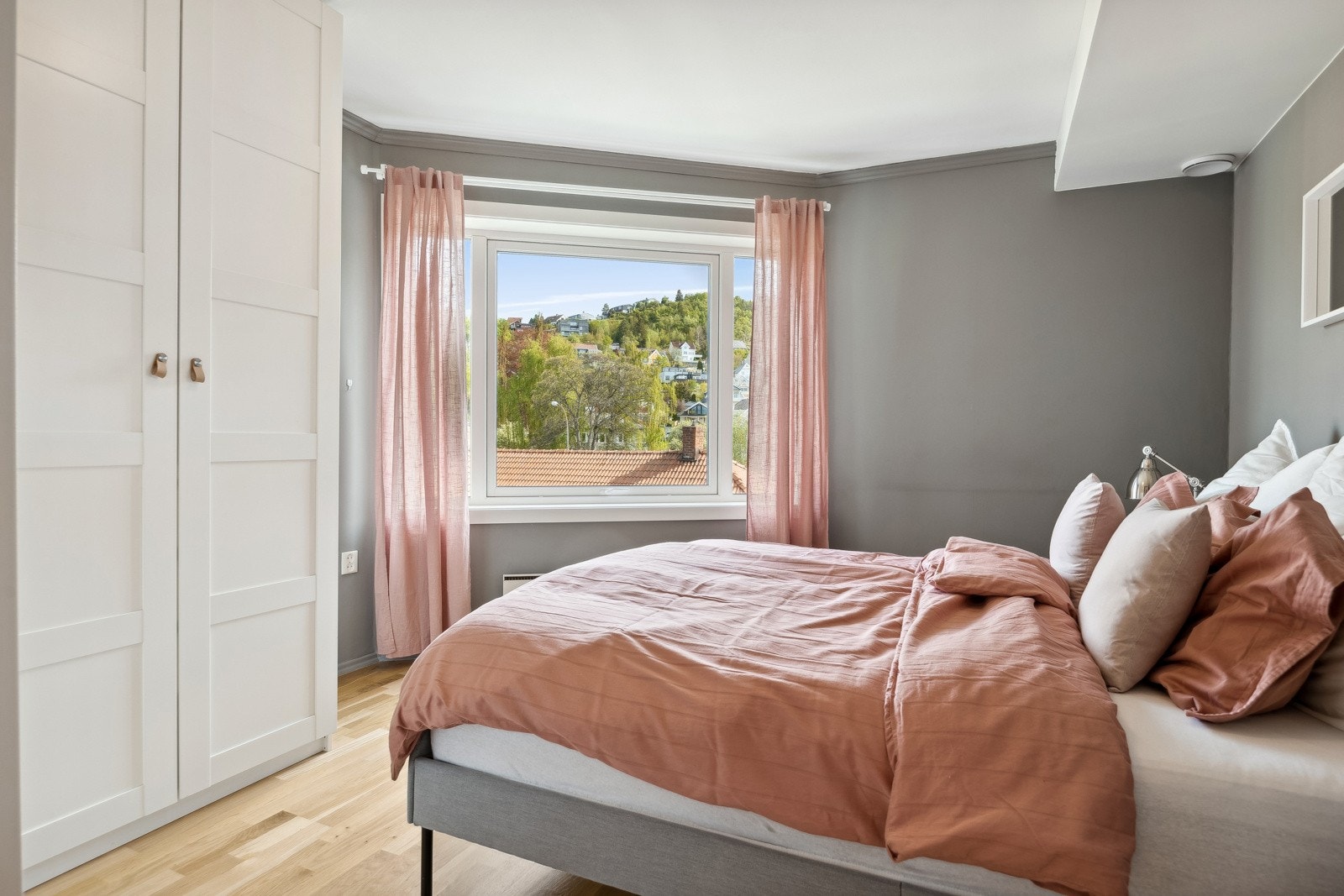 Rommet har følgelig god plass til å innrede med stor dobbeltseng, nattbord og romslig garderobeløsning. Galleribilde