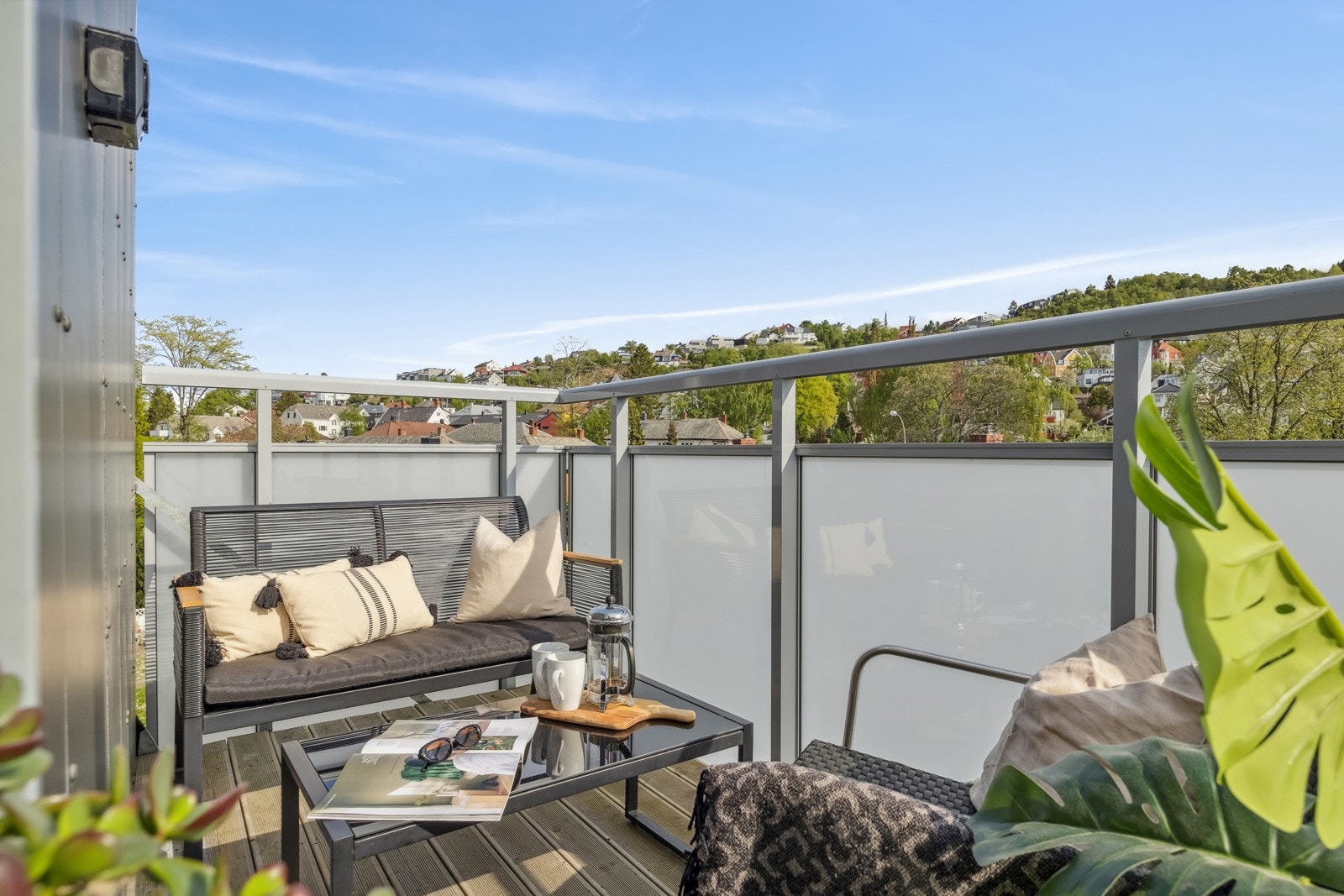 Fra stuen har man utgang til en sørvendt balkong med flotte sol- og utsiktsforhold. Herfra kan man nyte solen fra gjennom store deler av dagen. Galleribilde