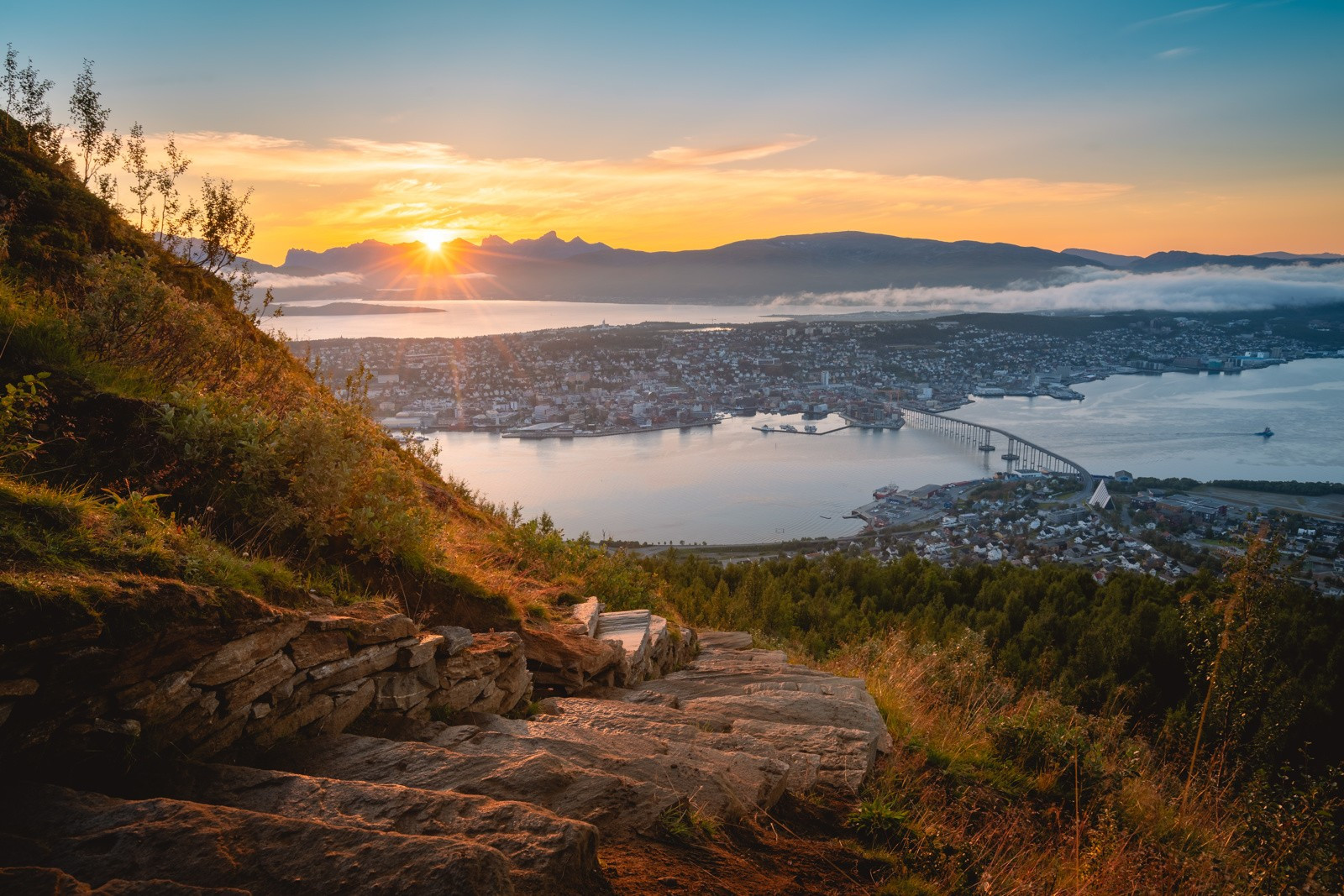 Sherpatrappa som går opp til fjellheisen starter like ved.