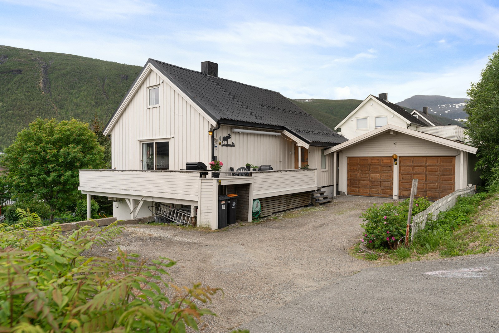 En innholdsrik og flott enebolig med utleie, dobbelgarasje, samt barnevennlig beliggenhet i Tromsdalen.