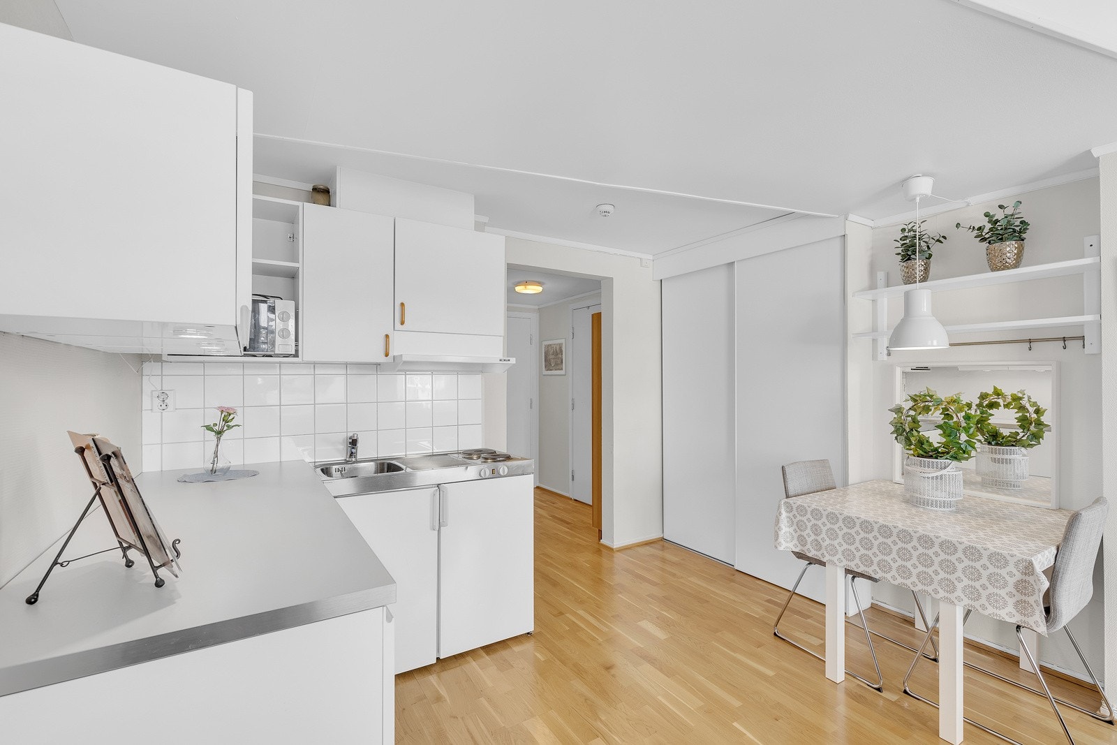 Åpen kjøkkenløsning med innredning fra Ikea. Galleribilde