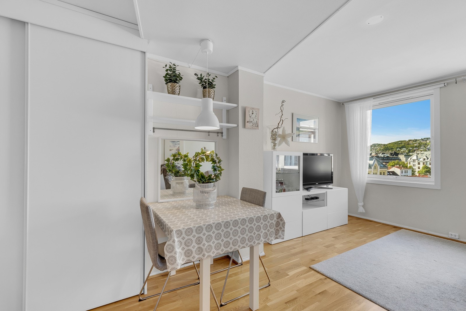 Her er det plass til både sofaløsning og spisebord. Galleribilde