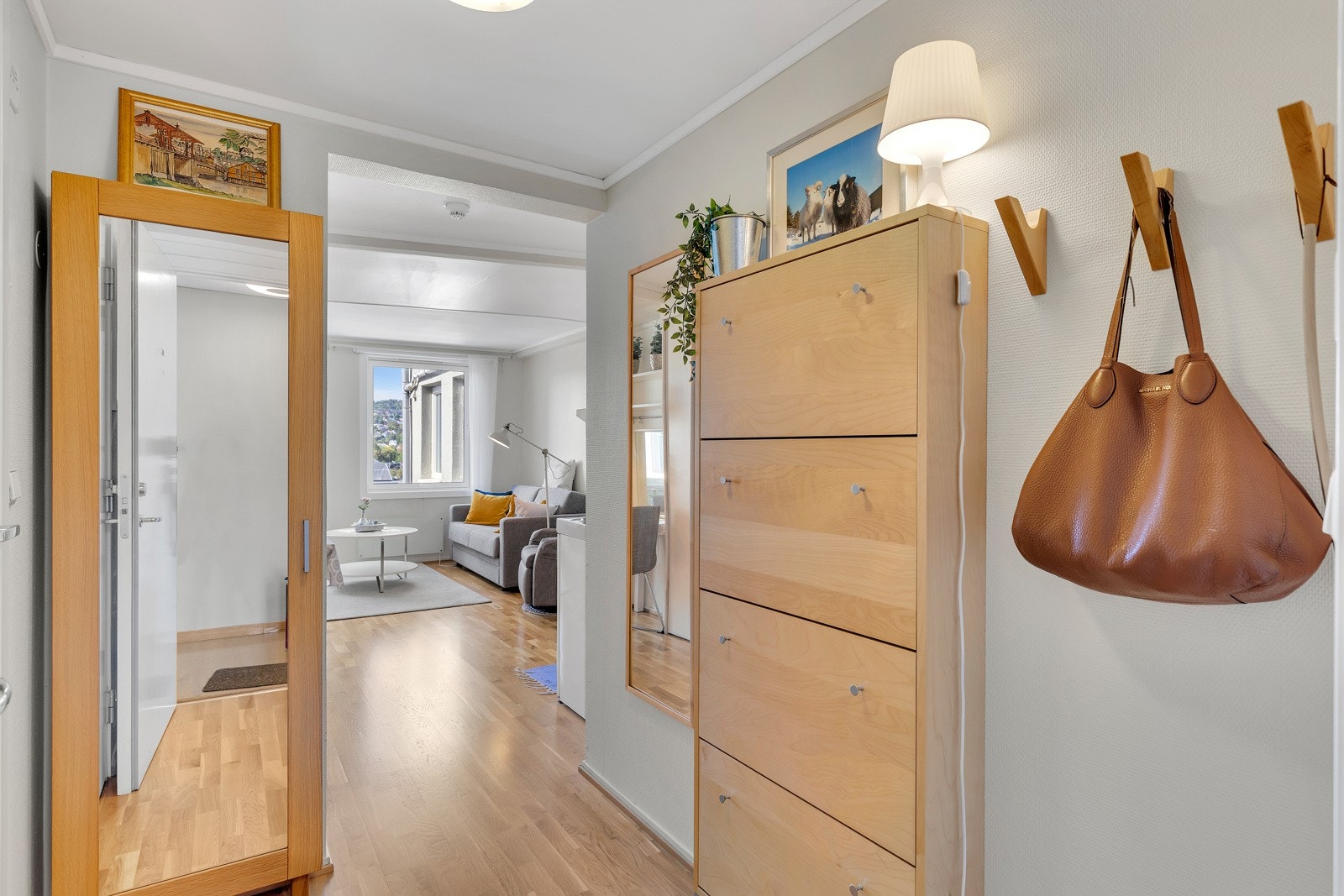 I entréen er det god plass til å henge yttertøy. Galleribilde