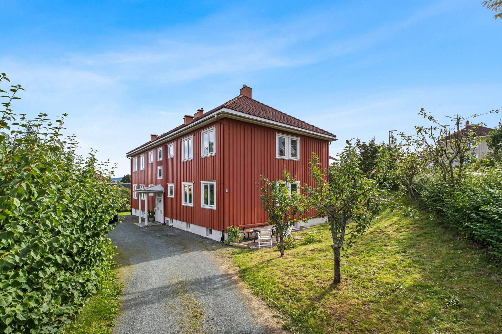 Frodig og fin innkjørsel med plass til å parkere bilen rett utenfor inngangspartiet. Galleribilde