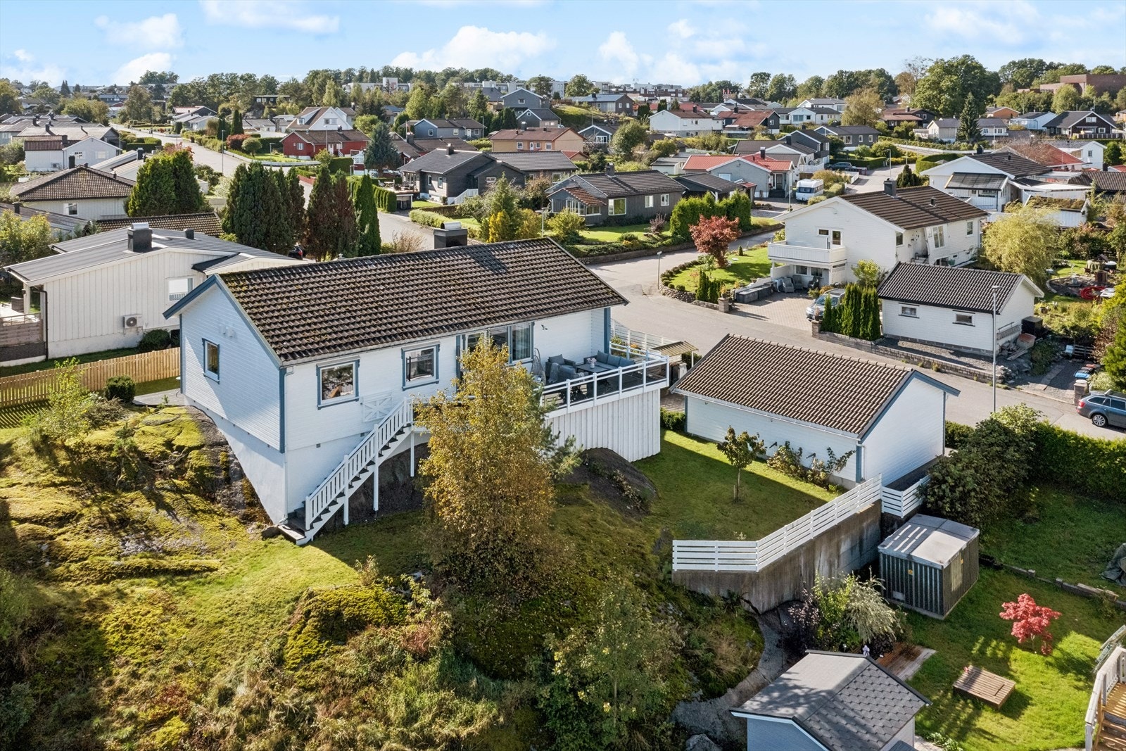 Fin eiendom med stor tomt på nesten 1,5 mål. Galleribilde