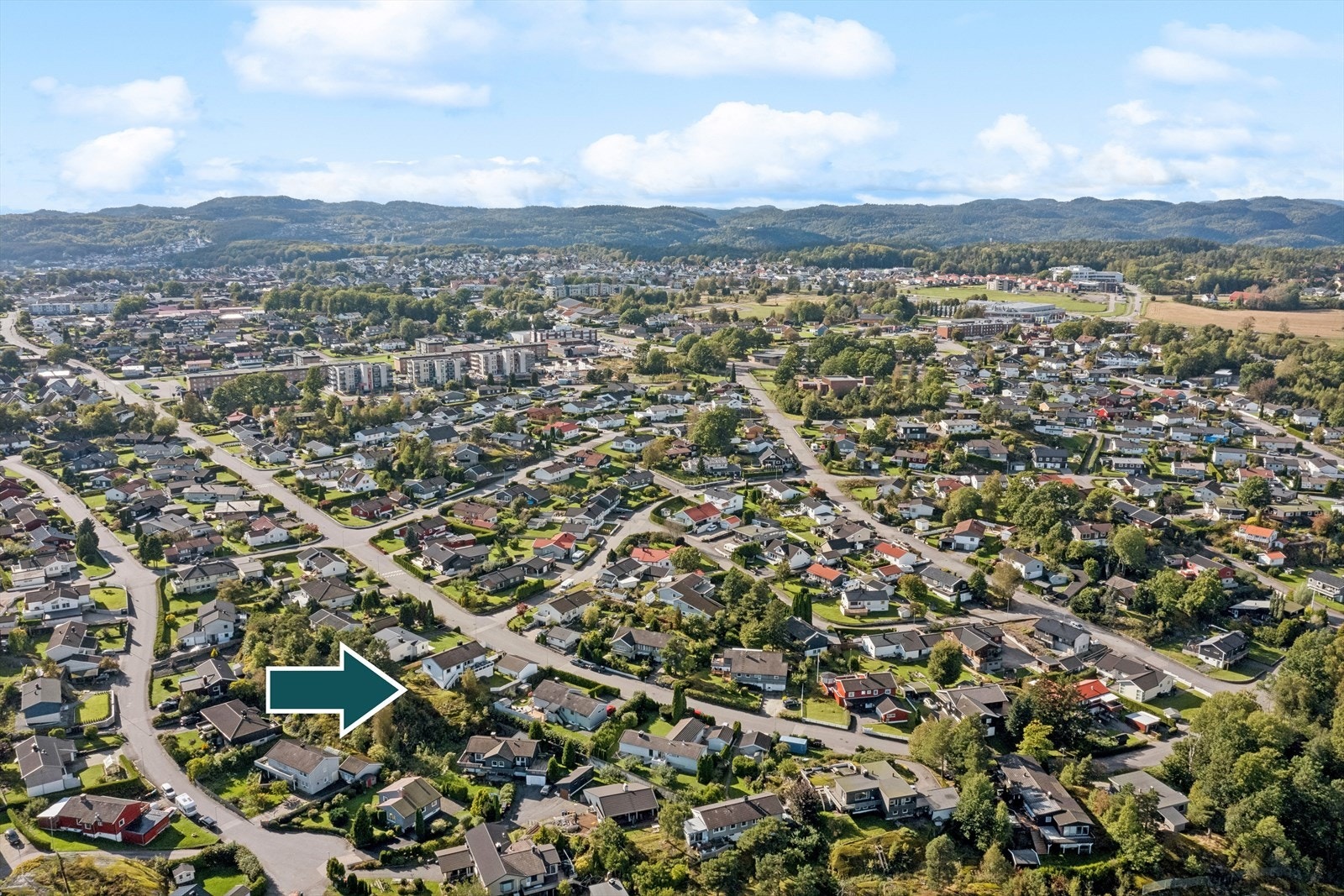 Hovlandveien 120 ligger i et barnevennlig og attraktivt boligområde på Hovland i Larvik kommune, like i nærheten av et vakkert skogsområde. Galleribilde