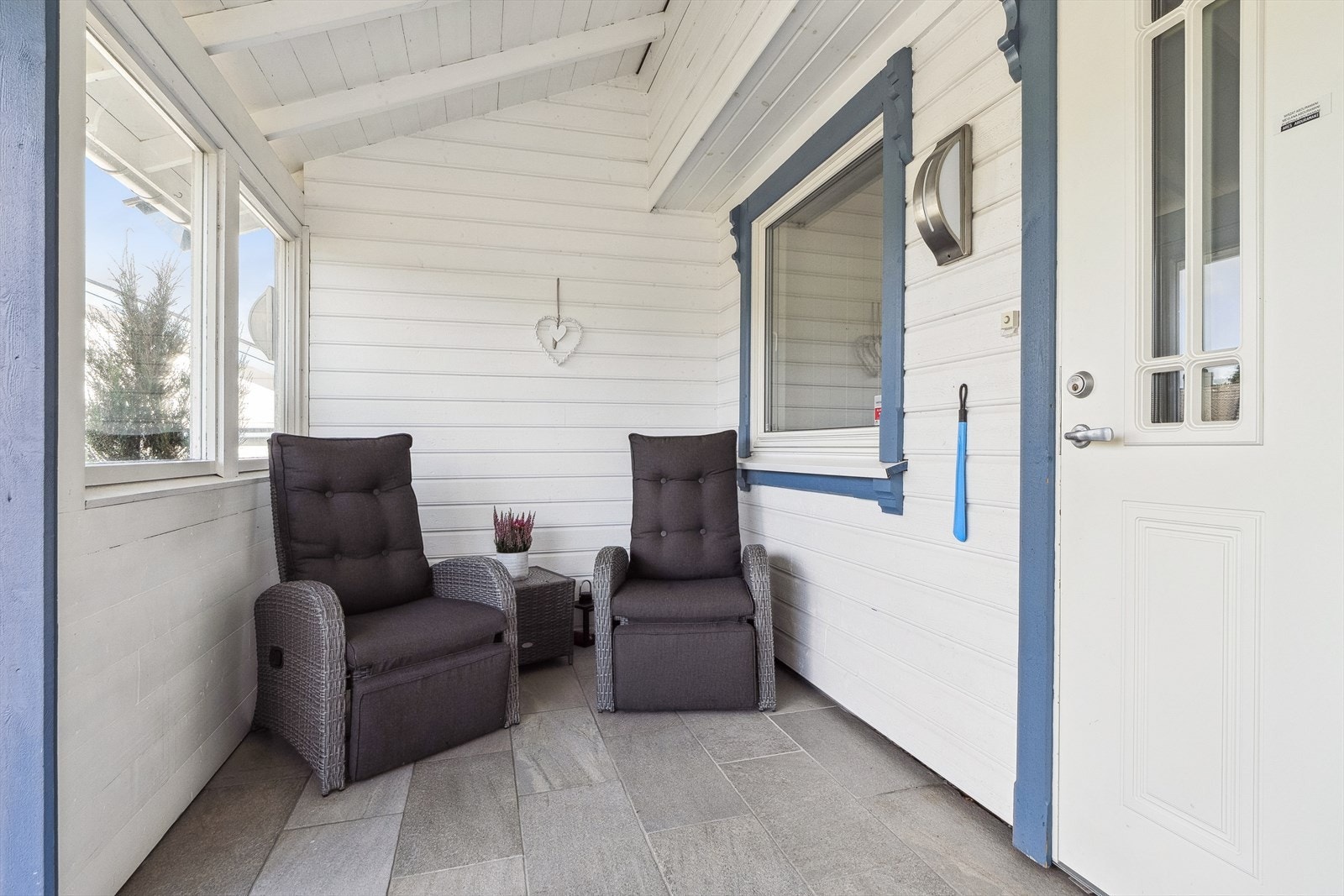 Hyggelig veranda ved inngangspartiet i første etasje. Galleribilde