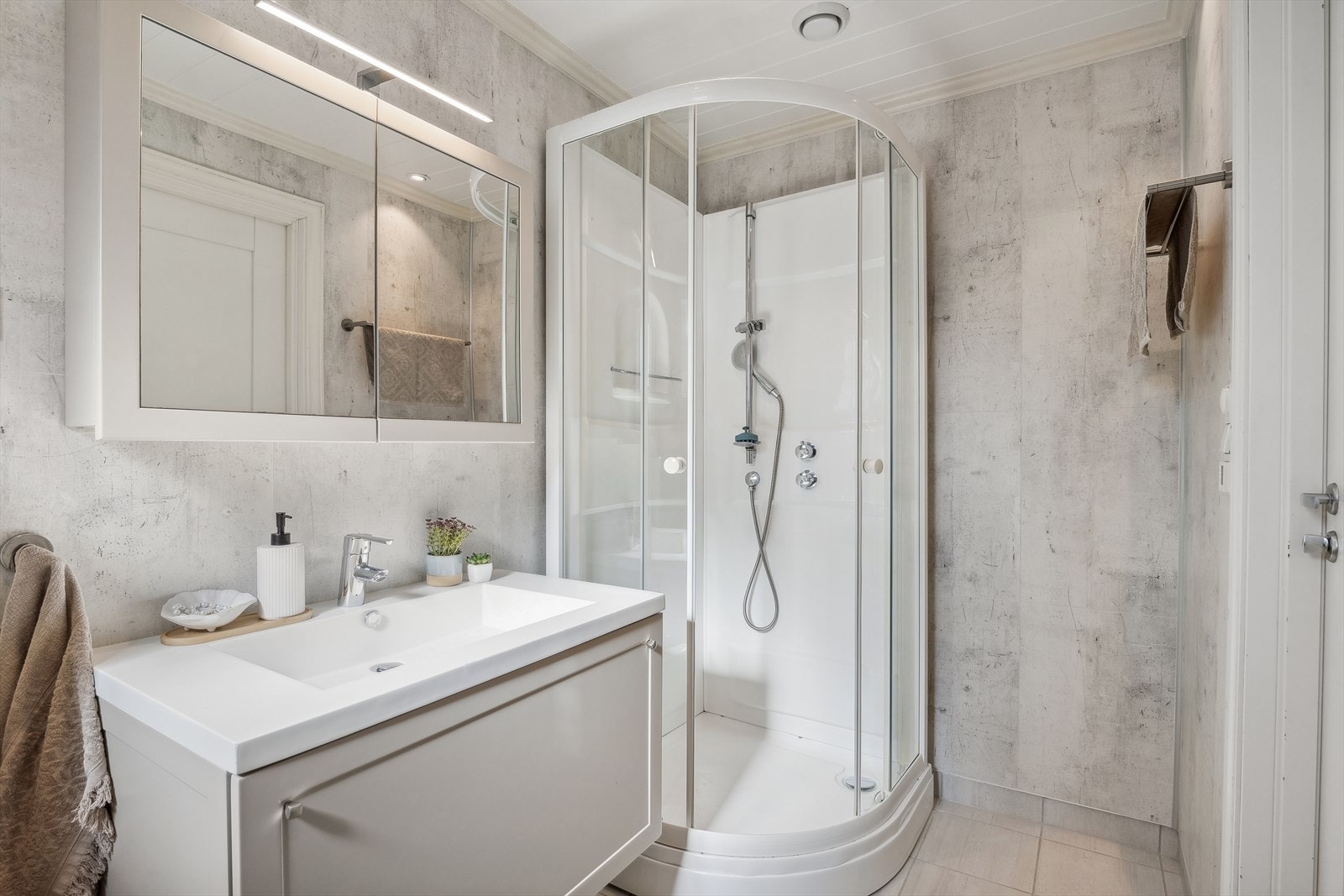 Badet i andre etasje ble pusset opp i 2016, og har fliser på gulv og baderomsplater på veggene. Galleribilde