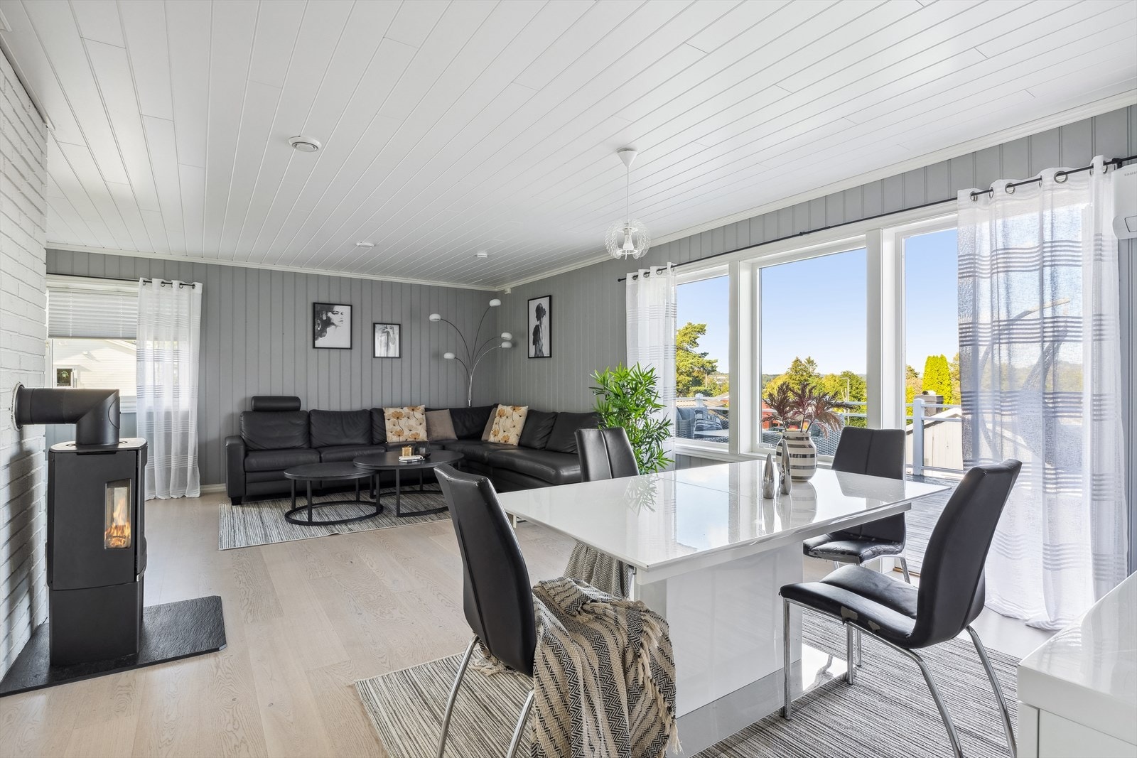 Boligen har en lys og romslig stue med gode lysforhold fra de store vindusflatene. Galleribilde