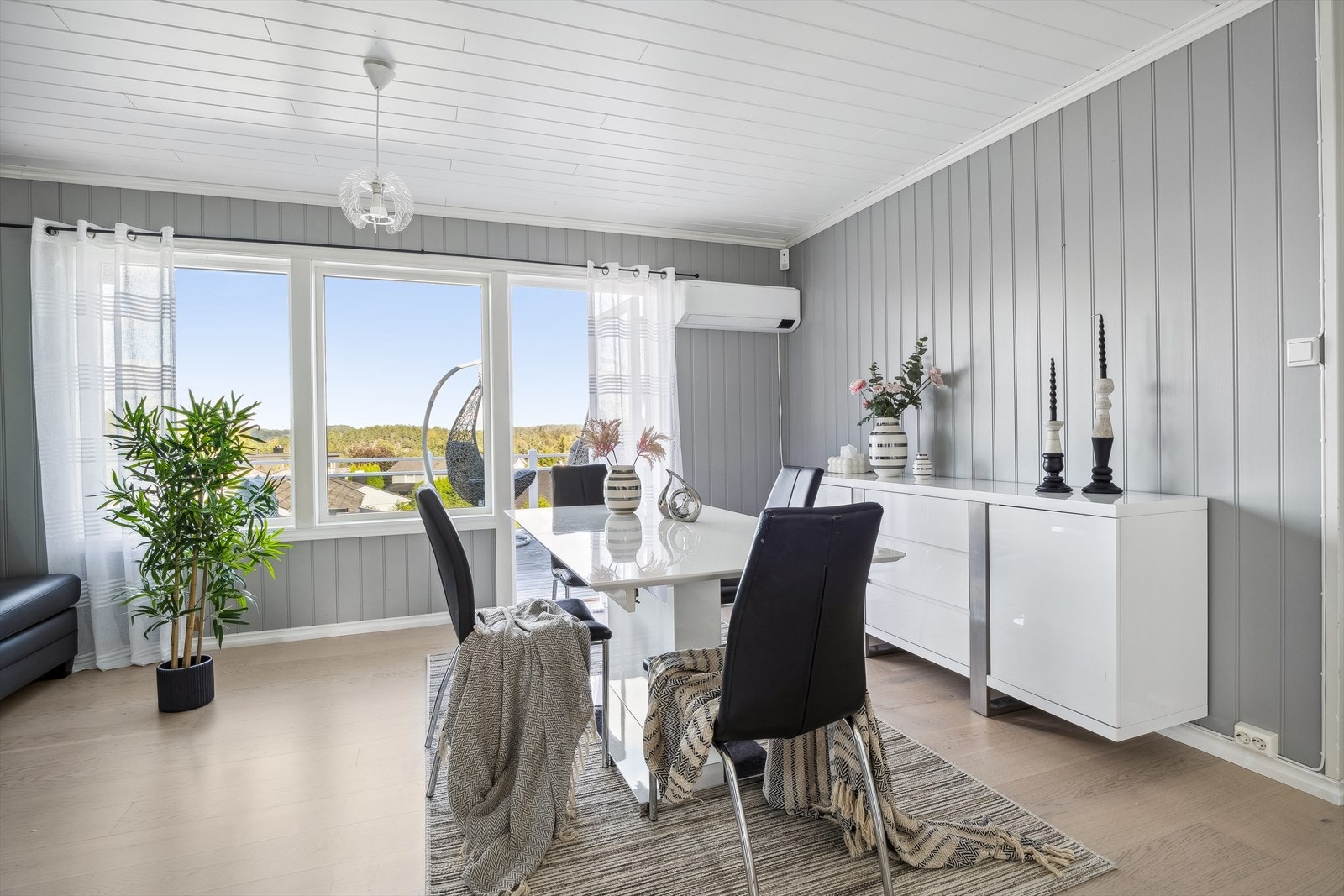 Det er montert varmepumpe i stuen. Galleribilde