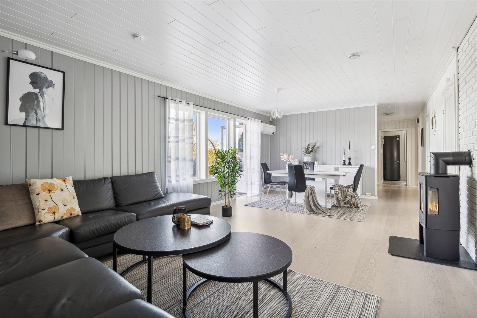 Det er også montert en fin vedovn som sørger for lun varme og knitrende god stemning på kalde dager. Galleribilde