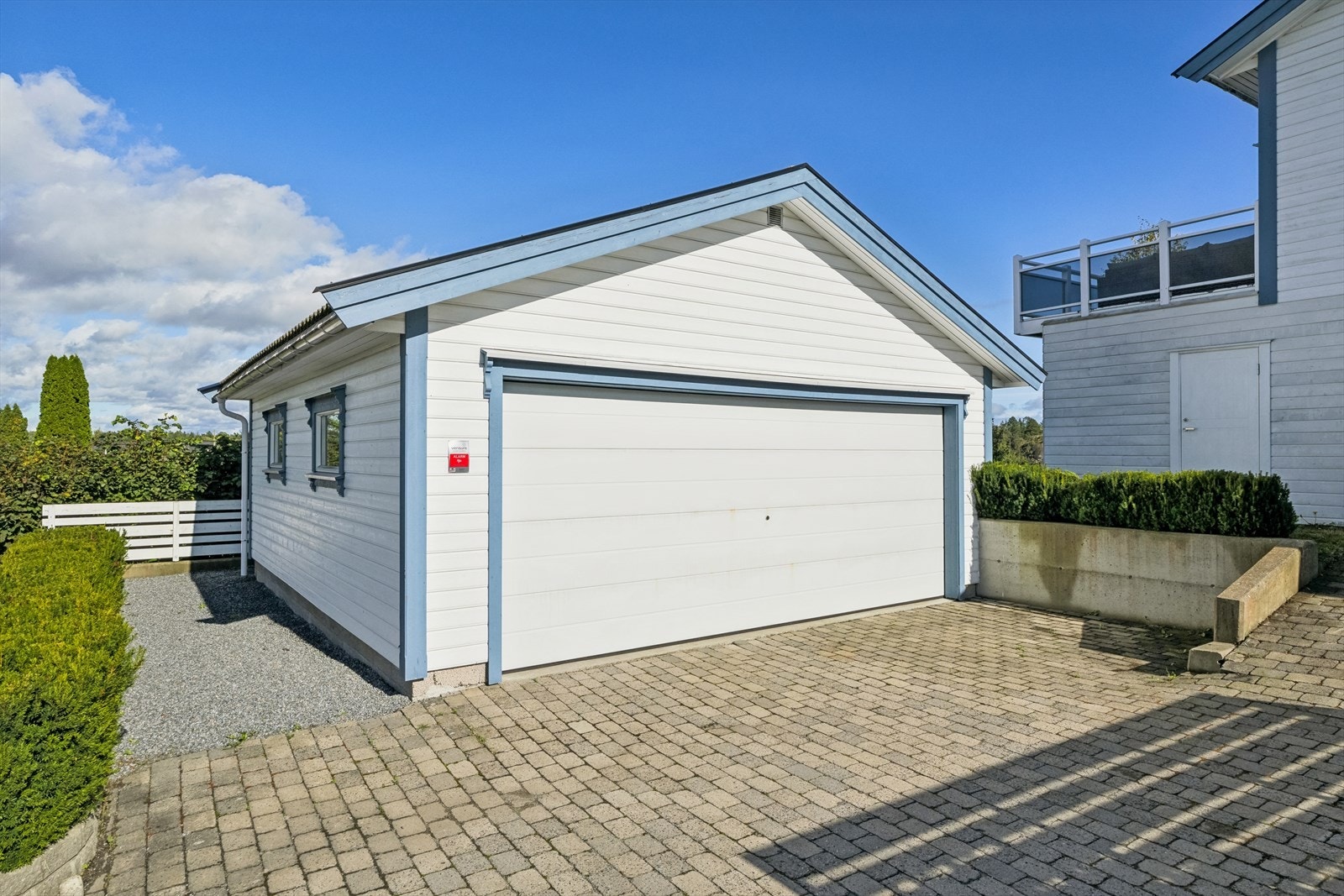 Dobbel garasje med biloppstillingsplasser foran. Galleribilde