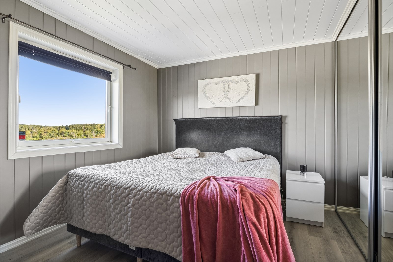 Boligen har totalt fem soverom, alle av god størrelse med plass til seng, klesoppbevaring og annet ønsket møblement. Galleribilde