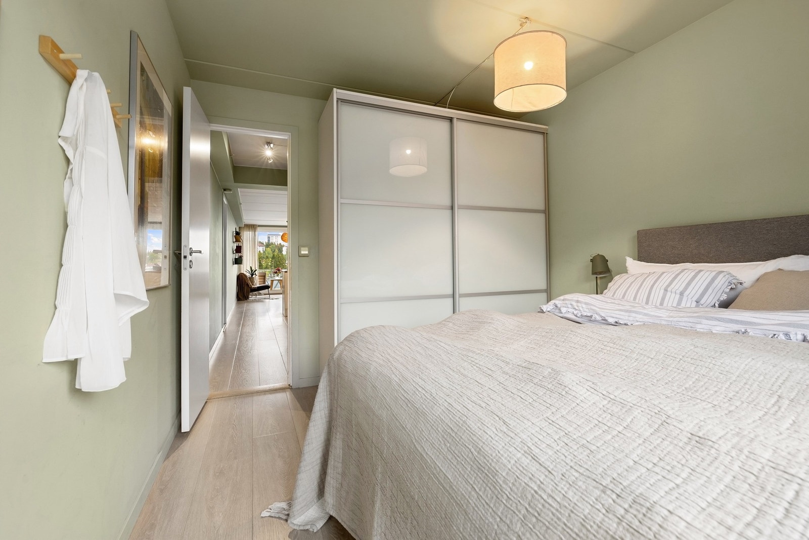 Romslig hovedsoverom med skyvedørsgarderobe og god plass til dobbeltseng med tilhørende nattbord. Galleribilde