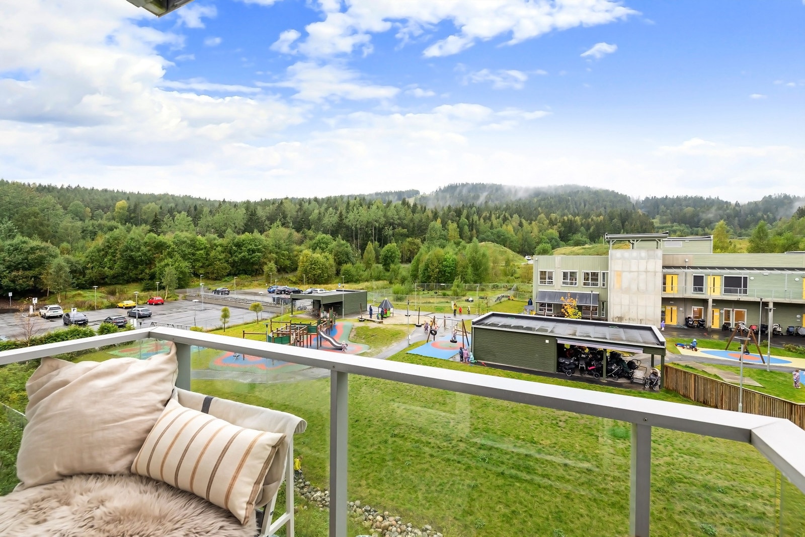 Hovedsoverommet er tilknyttet boligens andre balkong, som vender opp mot Lillomarka og har sol på ettermiddag/kveld. Galleribilde