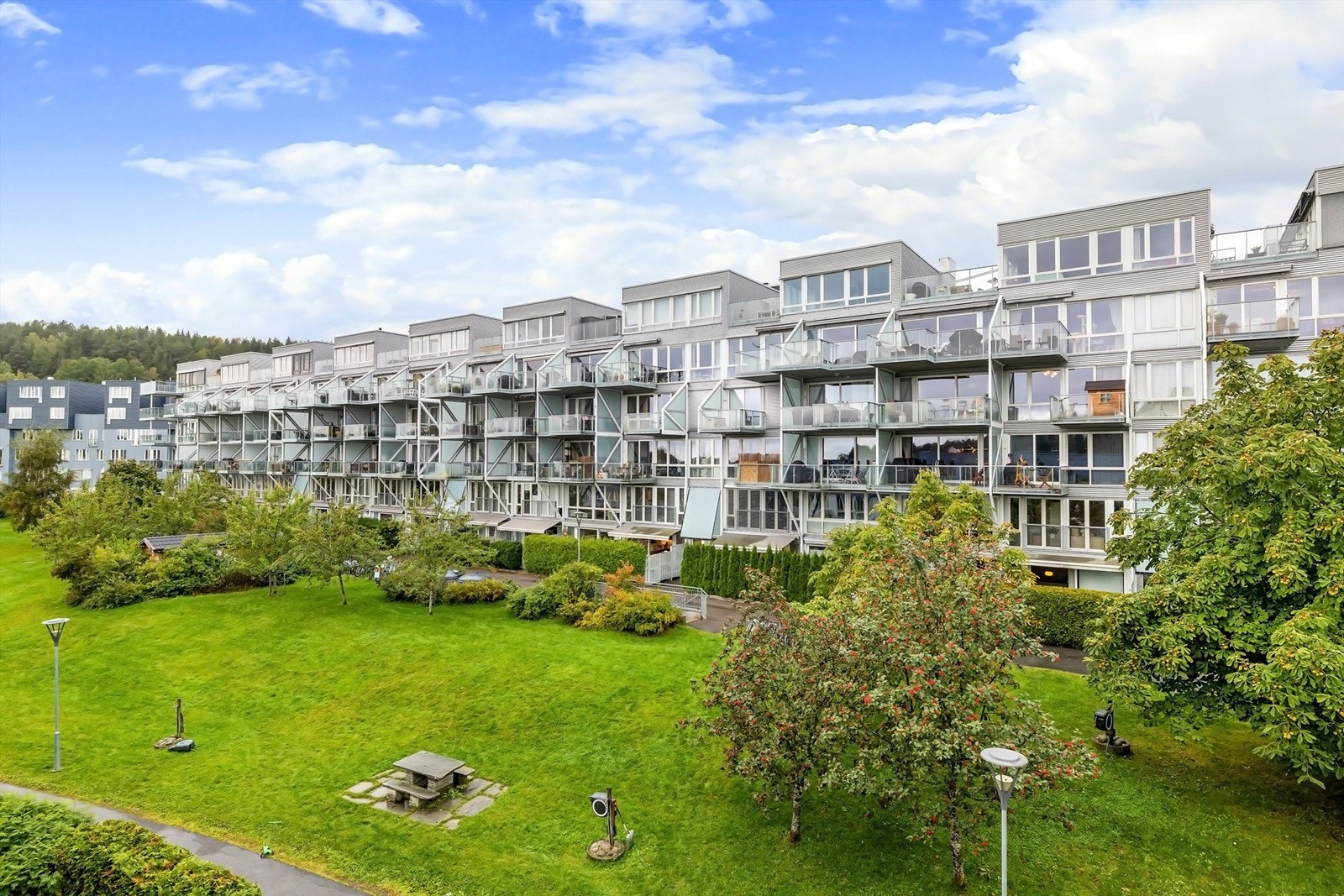 Årvollskogen består av tre sameier og er kjent for å et spesielt godt bomiljø, spesielt for barnefamilier. Galleribilde