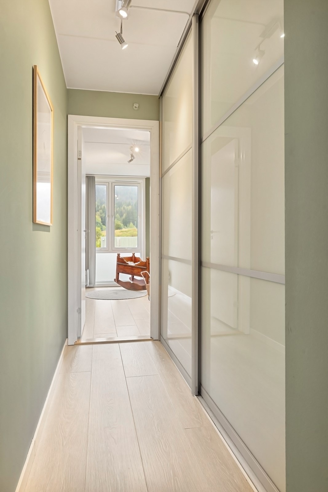 Boligen har bra med skapplass, her sett ved gang inn mot soverom nr. 2. Galleribilde