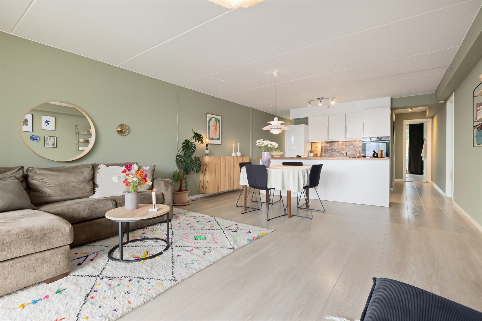 Boligen har en god planløsning med en stue som glir over i en åpen kjøkkenløsning. Galleribilde