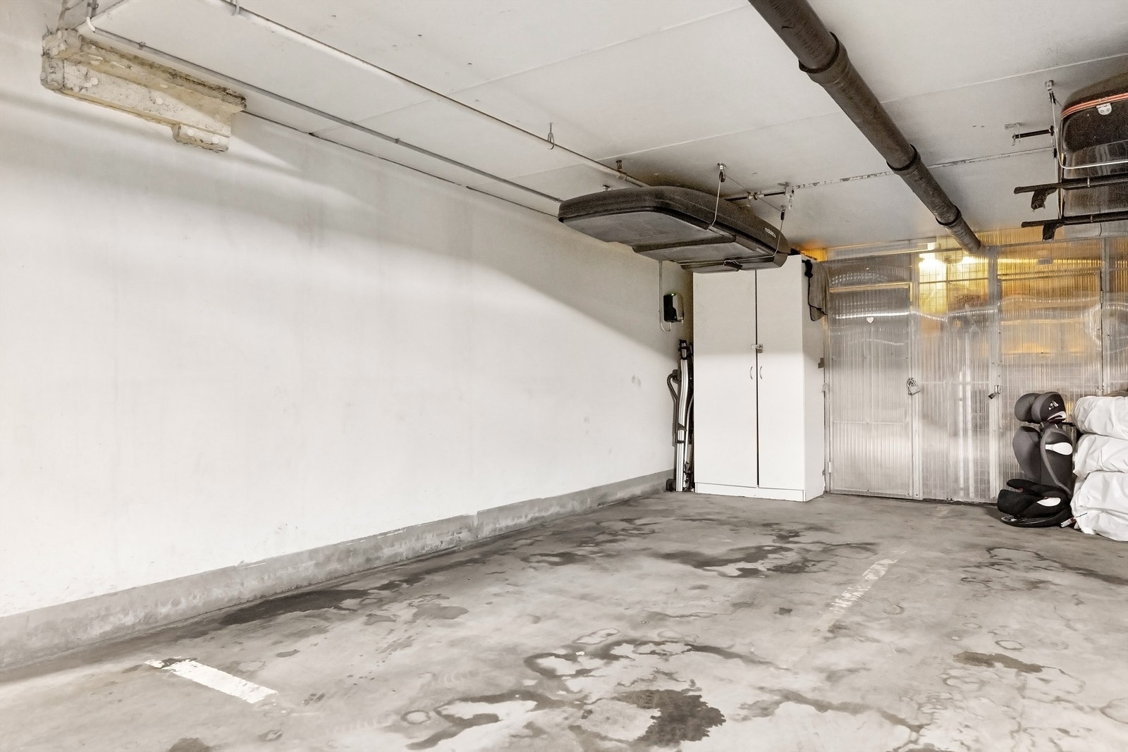 Det er bruksrett til en garasjeplass med elbil-lader i oppvarmet garasjeanlegg. Galleribilde