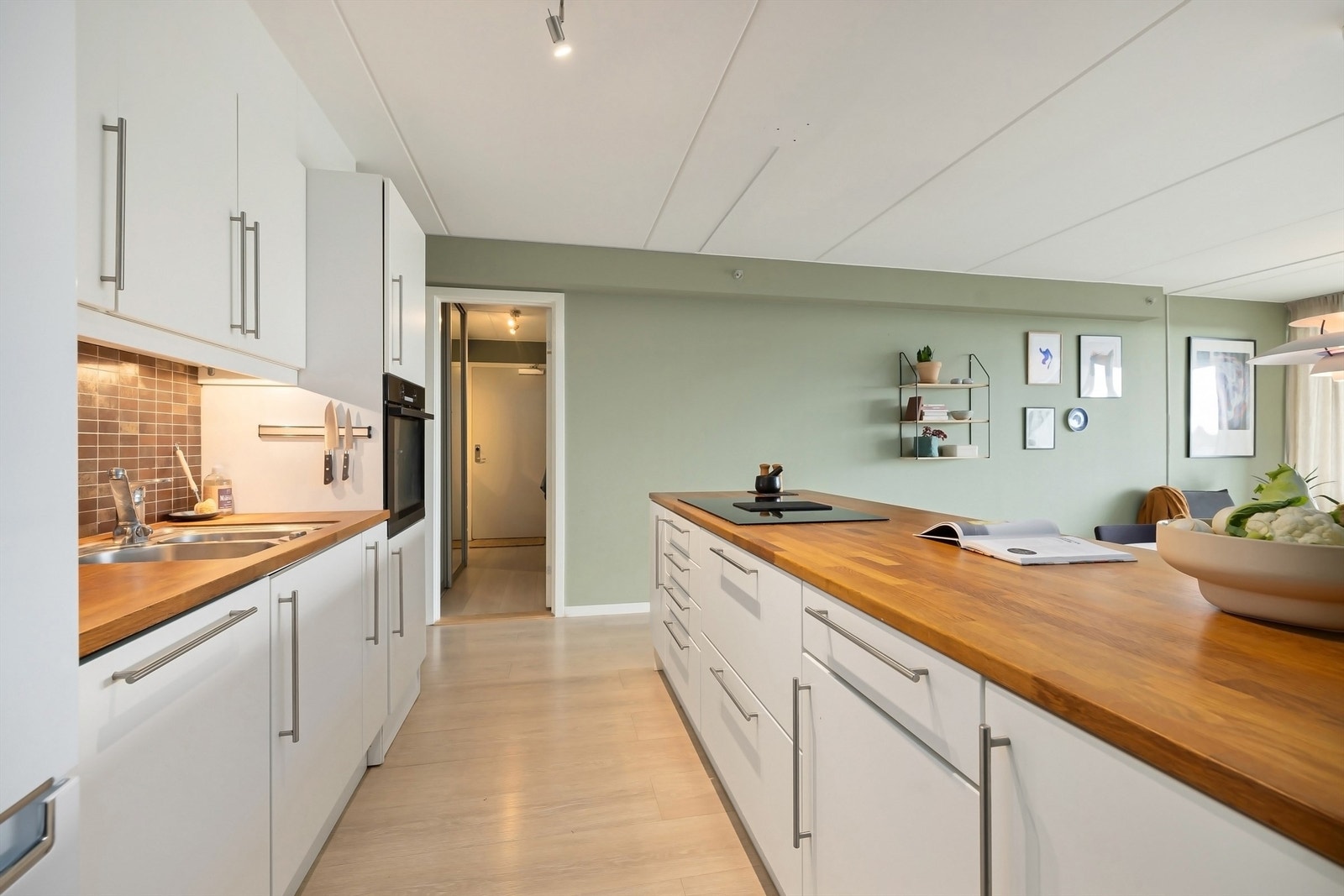 Hvitevarene på kjøkkenet medfølger og består av integrert komfyr, platetopp med nedfelt ventilator (2023), oppvaskmaskin og frittstående kjøleskap med frysedel (2022). Galleribilde