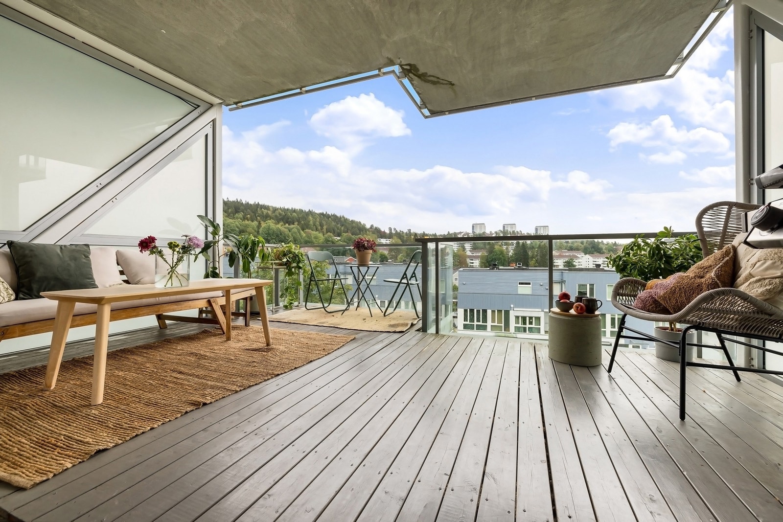 Balkongen rommer fint både sittegruppe og grill. Det er tillatt med elektrisk- og gassgrill. Galleribilde